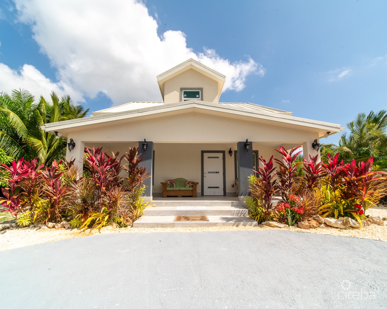 LOVELY  FAMILY HOME – LOOKOUT GARDENS