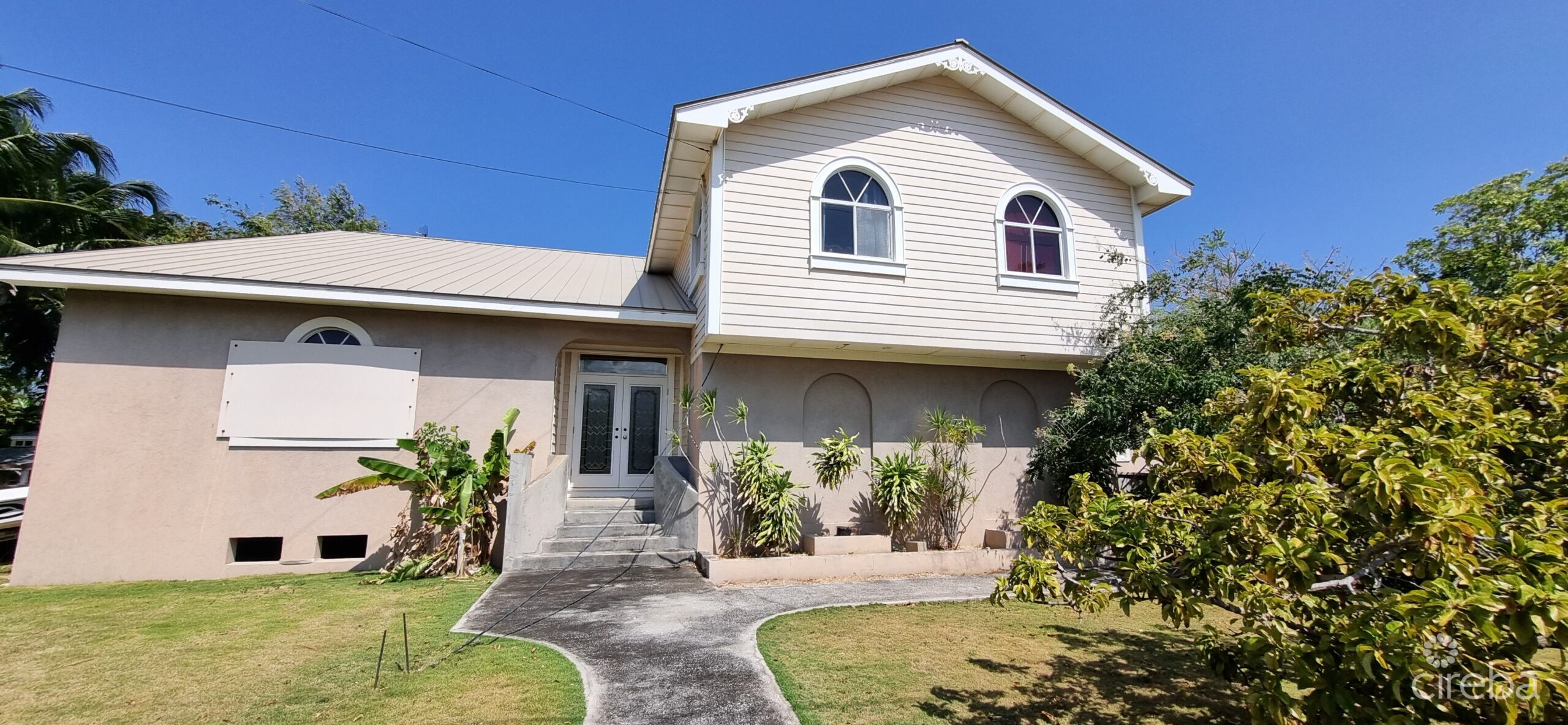 FIXER-UPPER HOUSE ON 0.77 ACRES NEAR THE SHORES