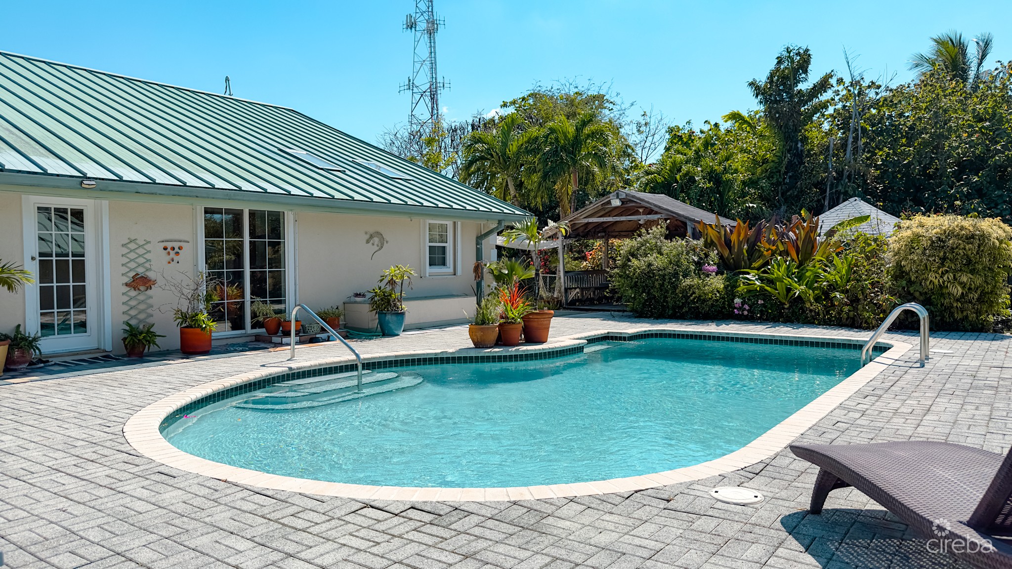 SAVANNAH HOME ON 0.73 ACRE WITH APARTMENT & POOL