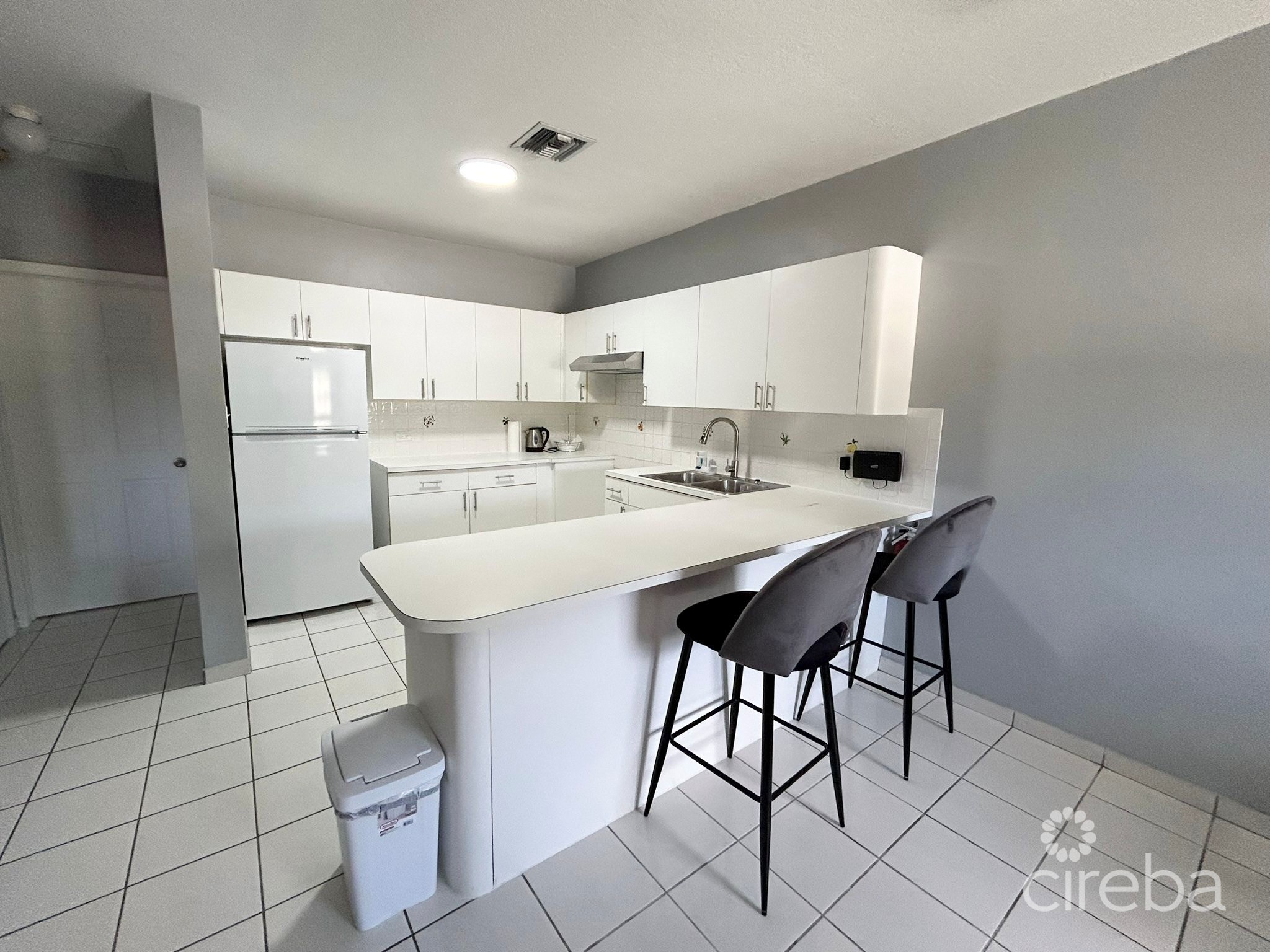 INVESTOR’S DREAM TRIPLEX IN PRIME PROSPECT LOCATION!