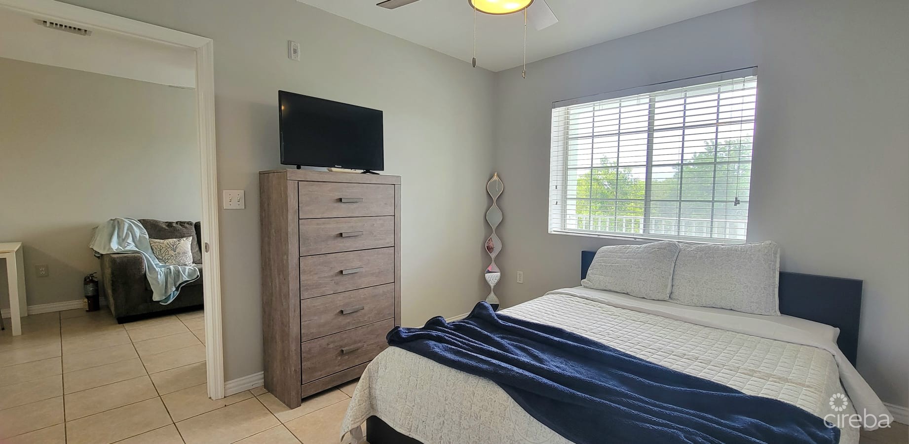LAKESIDE–1BED/1BATH–MINUTES TO CAMANA BAY/SEVEN MILE BEACH