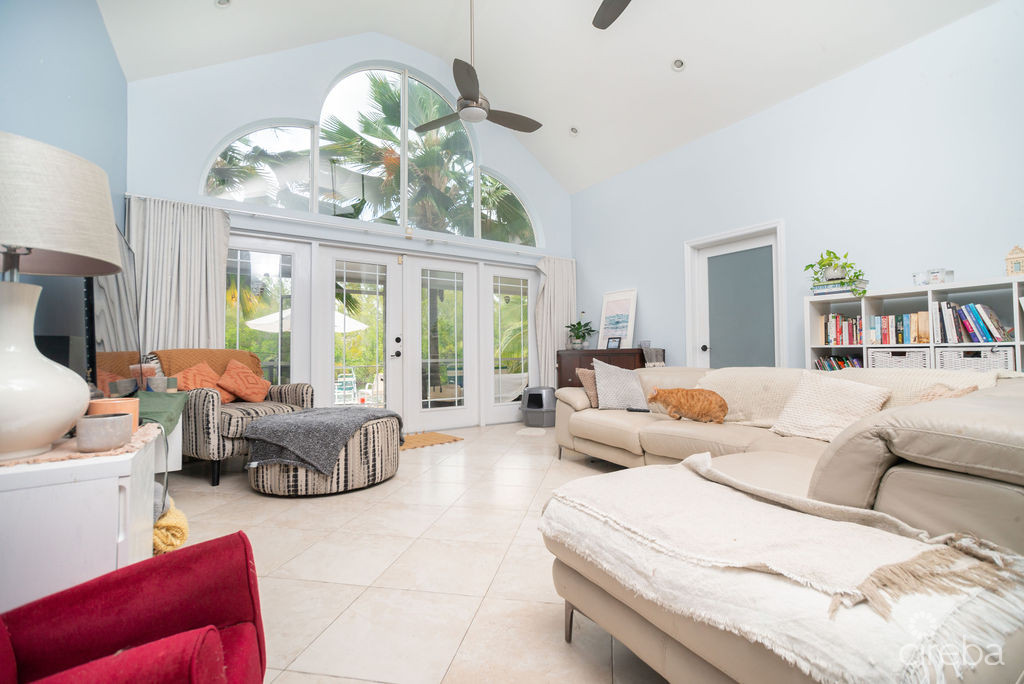 CANAL FRONT – FAMILY HOME SAVANNAH