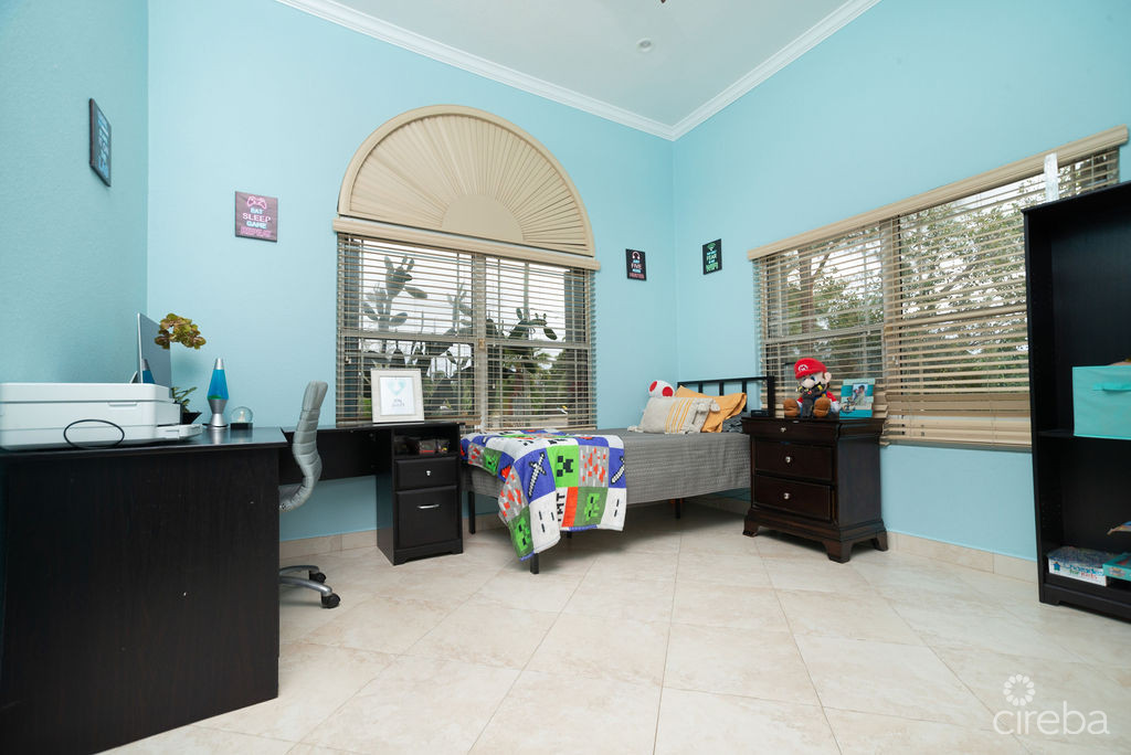 CANAL FRONT – FAMILY HOME SAVANNAH