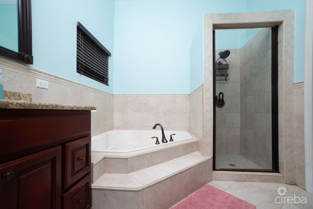 CANAL FRONT – FAMILY HOME SAVANNAH