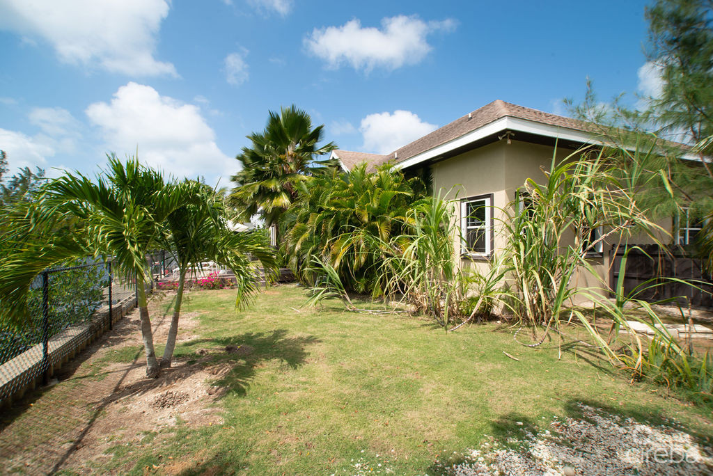 CANAL FRONT – FAMILY HOME SAVANNAH