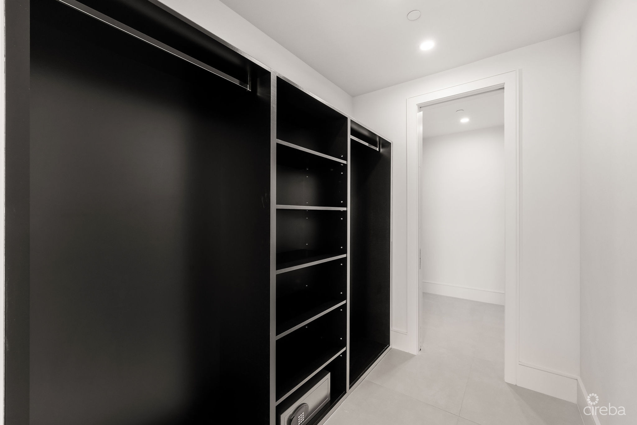 AQUA – BEACHFRONT RESIDENCE #5, SEVEN MILE BEACH