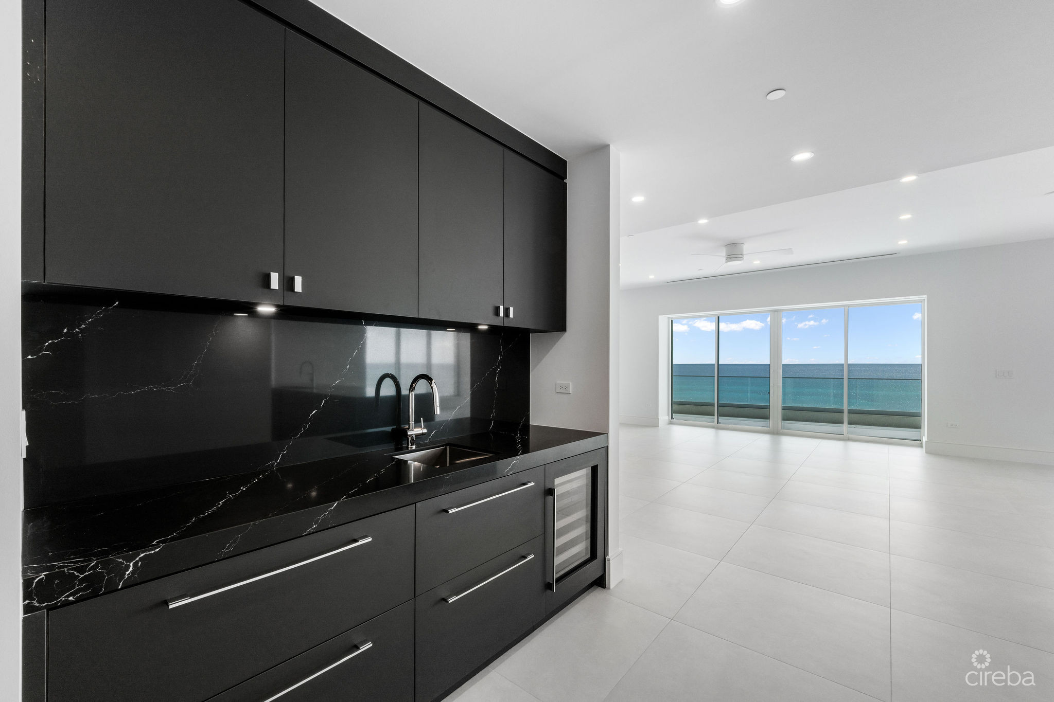 AQUA – BEACHFRONT RESIDENCE #5, SEVEN MILE BEACH