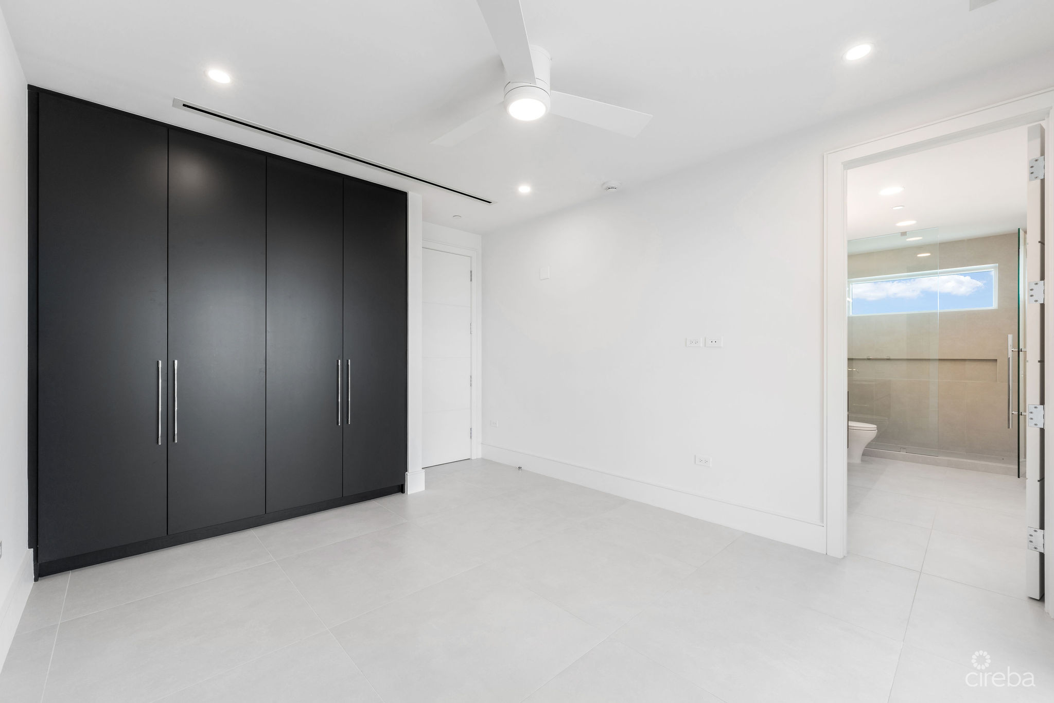 AQUA – BEACHFRONT RESIDENCE #5, SEVEN MILE BEACH