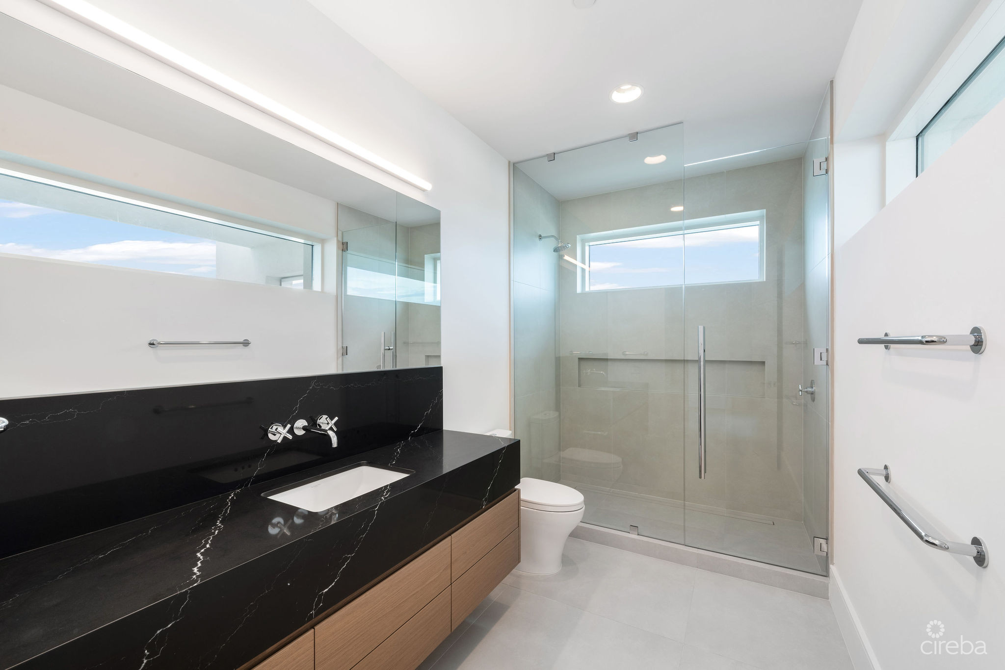 AQUA – BEACHFRONT RESIDENCE #5, SEVEN MILE BEACH