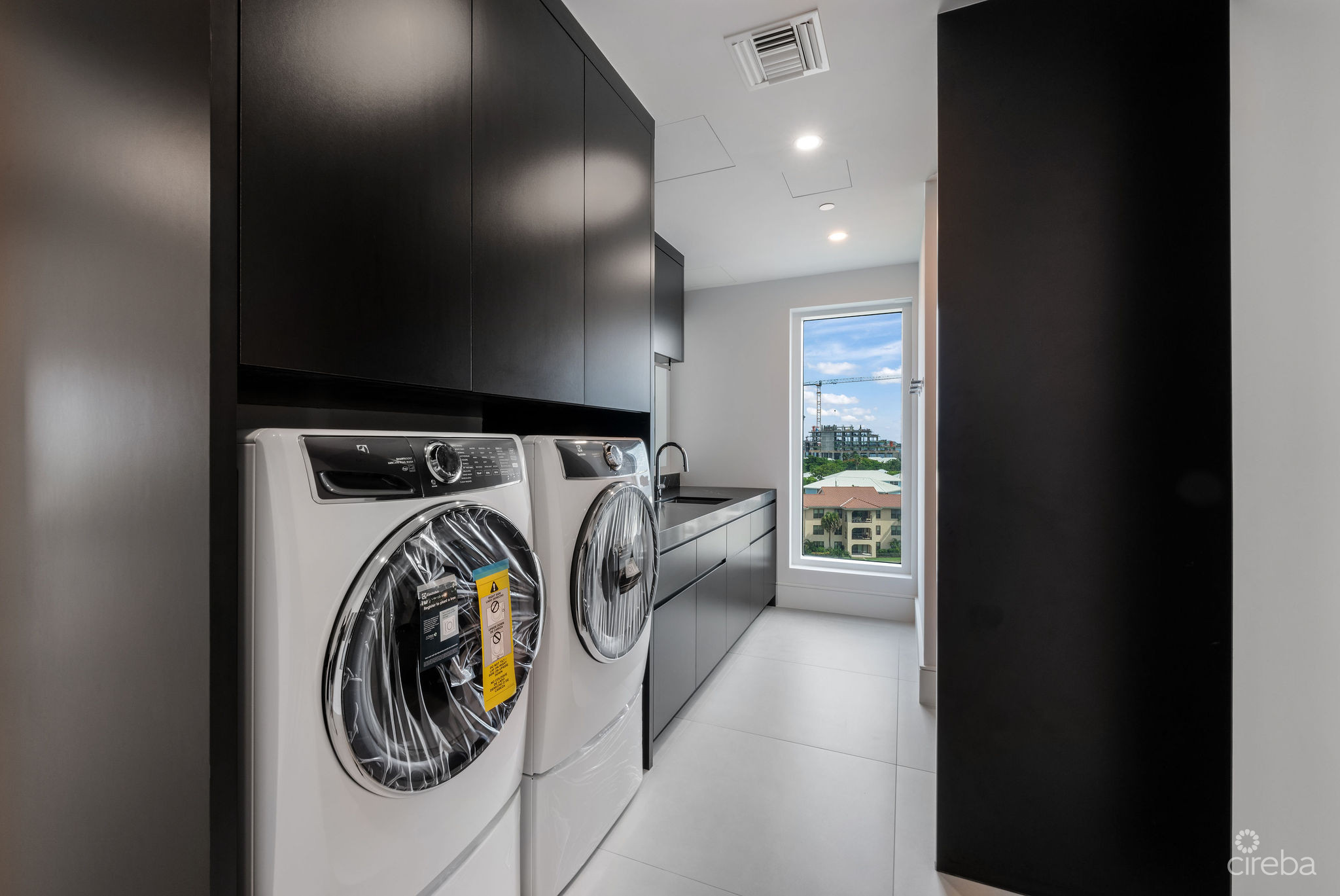 AQUA – BEACHFRONT RESIDENCE #5, SEVEN MILE BEACH