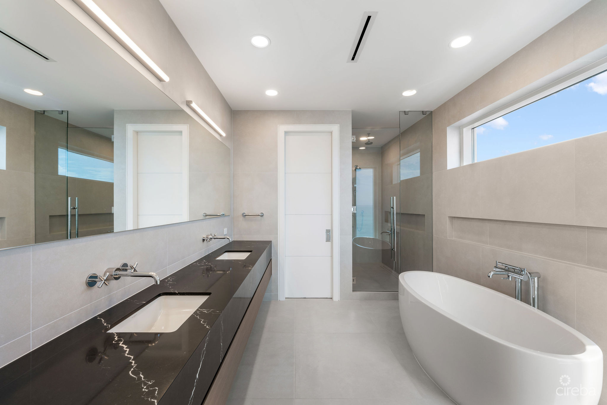 AQUA – BEACHFRONT RESIDENCE #5, SEVEN MILE BEACH