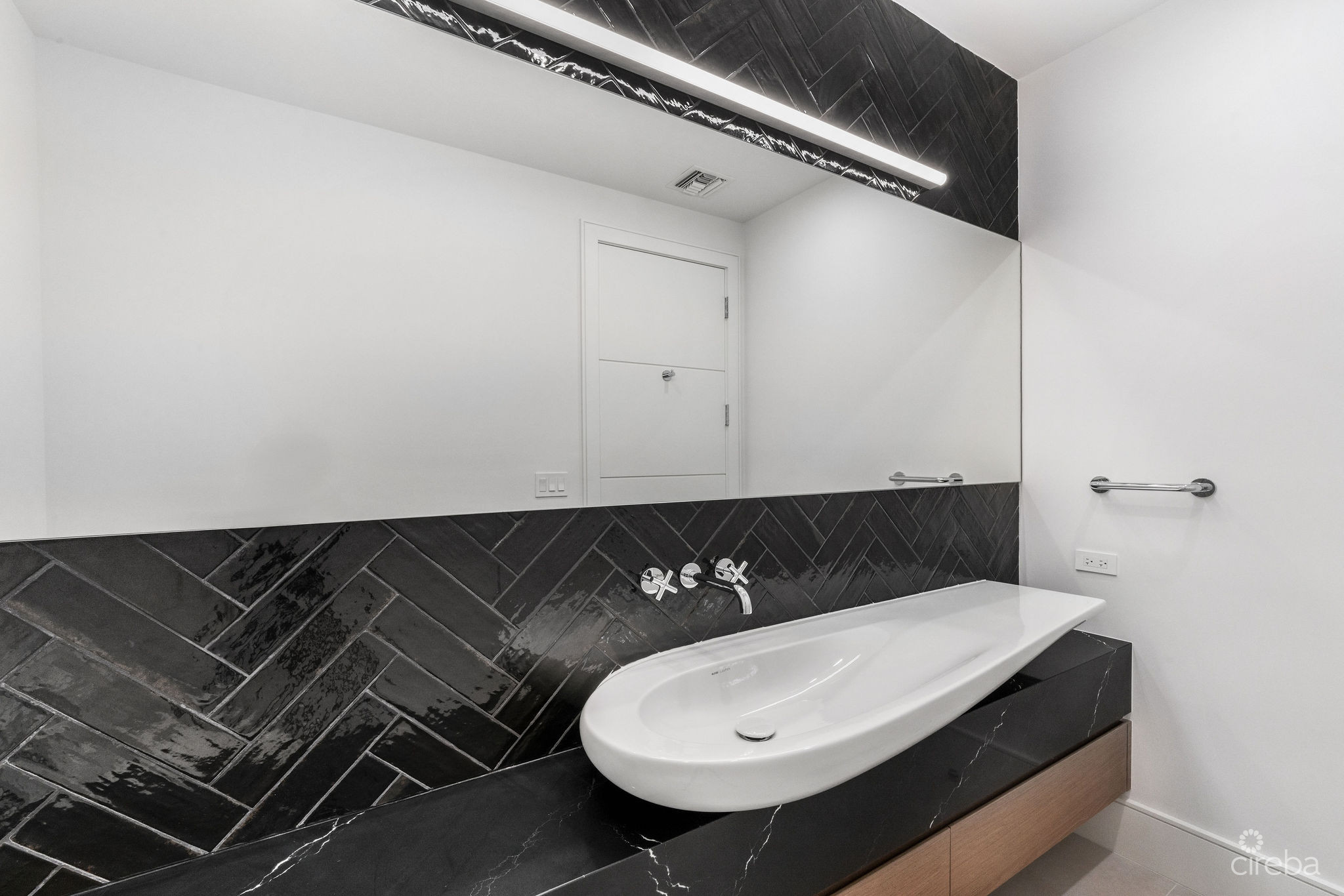 AQUA – BEACHFRONT RESIDENCE #5, SEVEN MILE BEACH