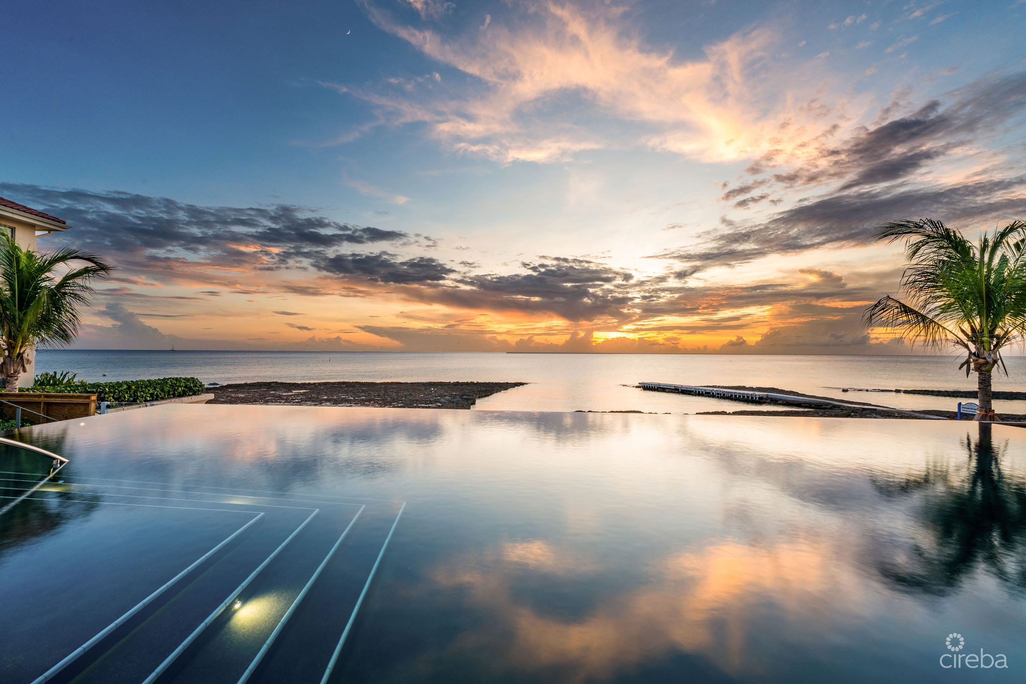 AQUA – BEACHFRONT RESIDENCE #5, SEVEN MILE BEACH