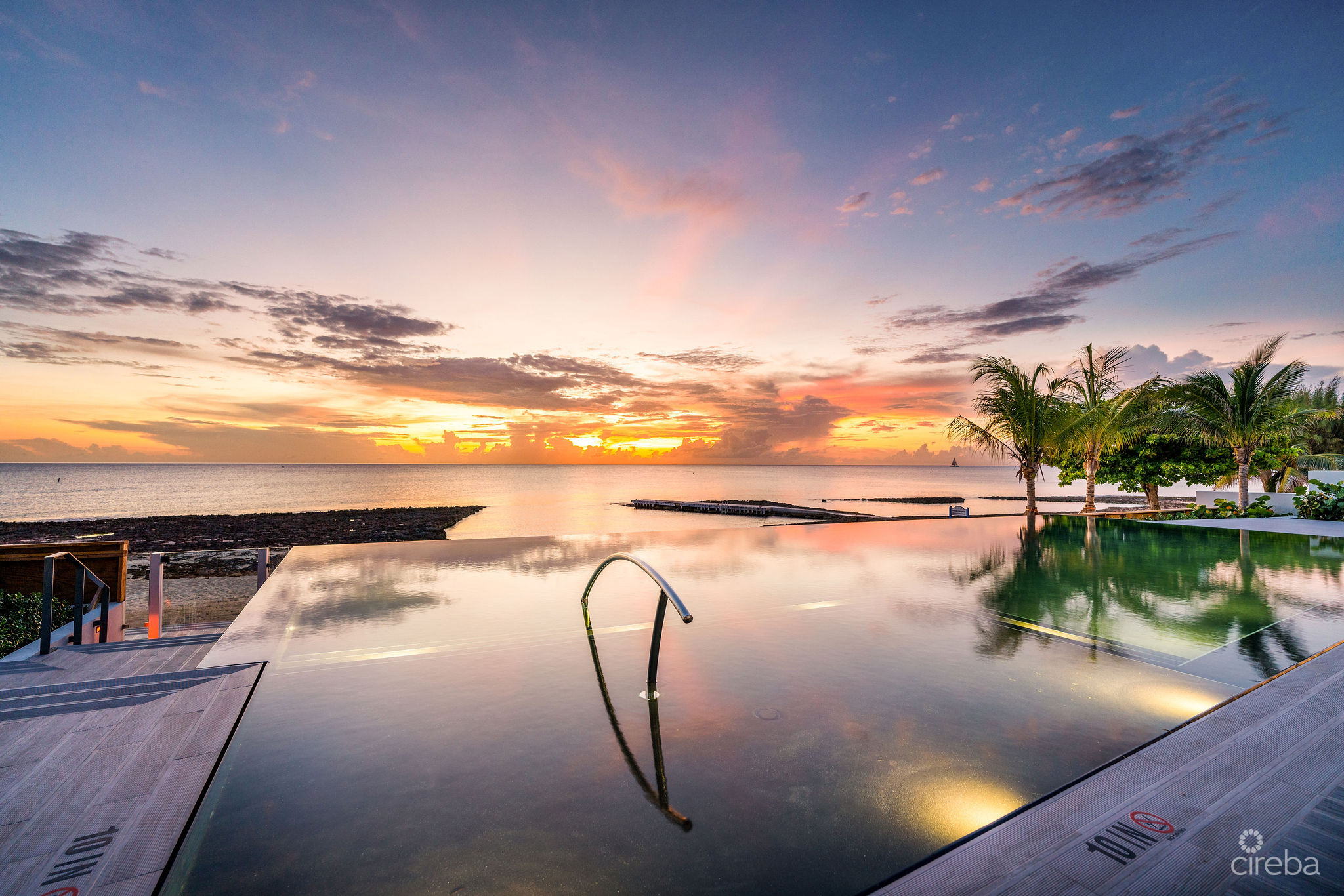 AQUA – BEACHFRONT RESIDENCE #5, SEVEN MILE BEACH