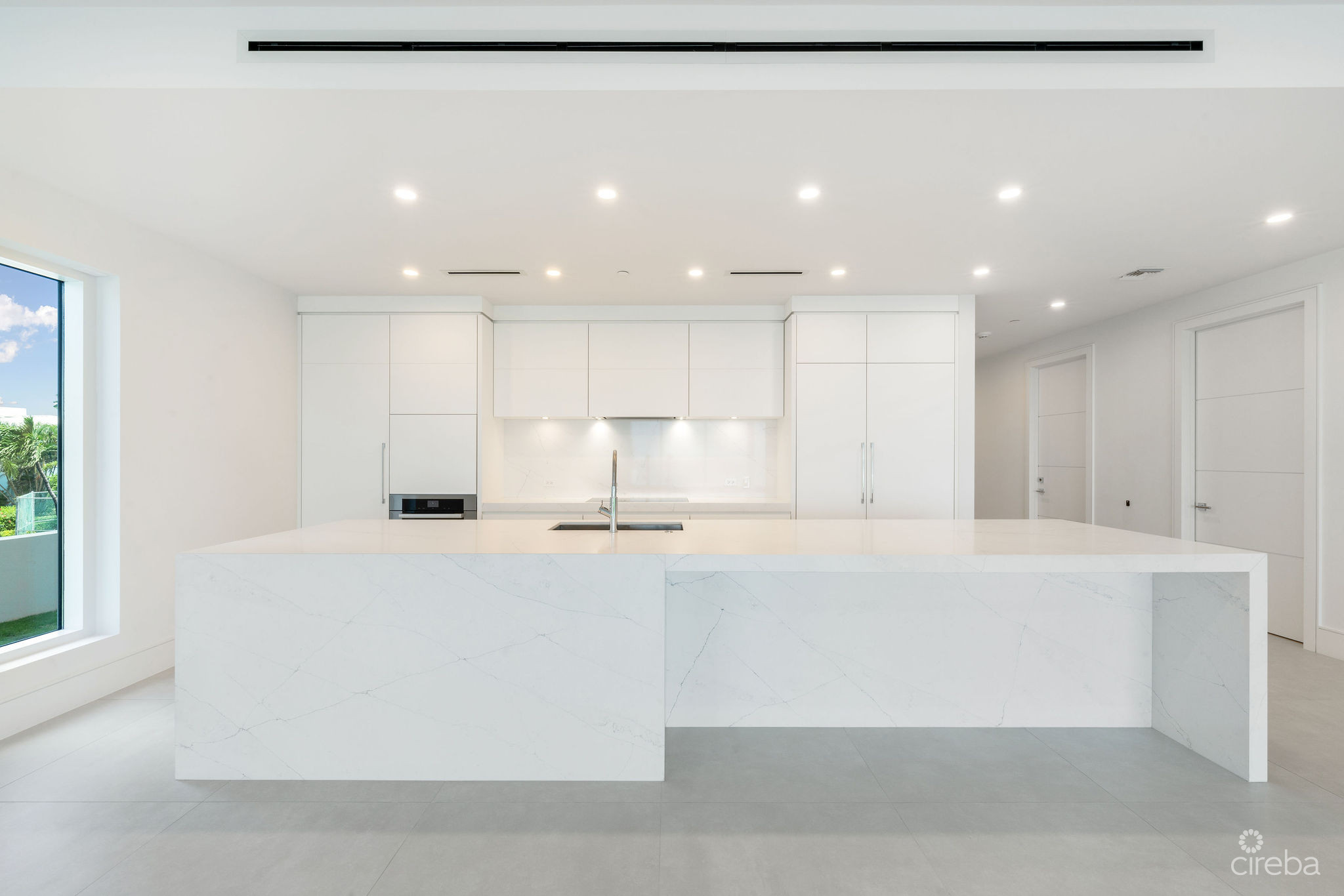 AQUA 1 – LUXURY CONDO ON SEVEN MILE BEACH