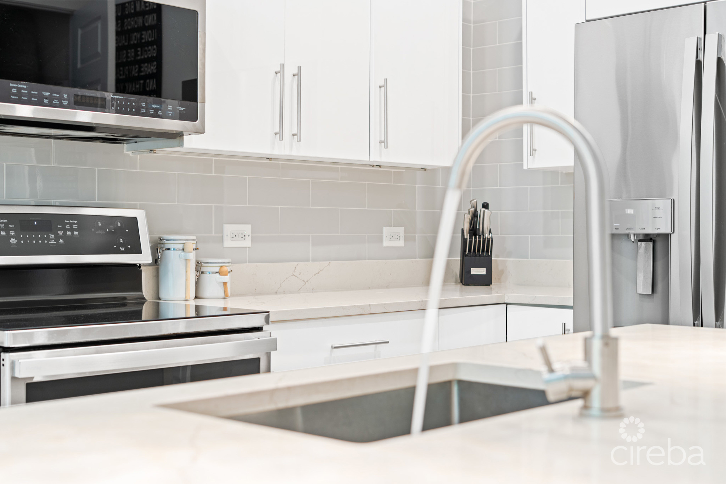 ELEVEN PARC TOWNHOME – PRIME LOCATION IN SEVEN MILE BEACH CORRIDOR