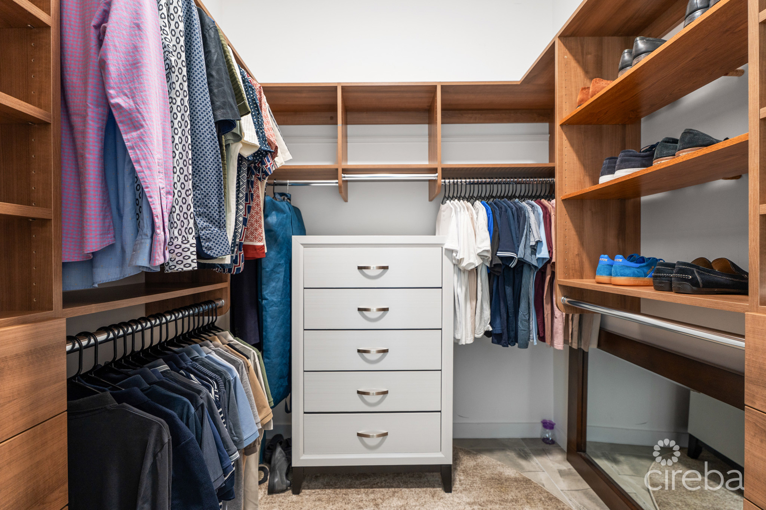 ELEVEN PARC TOWNHOME – PRIME LOCATION IN SEVEN MILE BEACH CORRIDOR