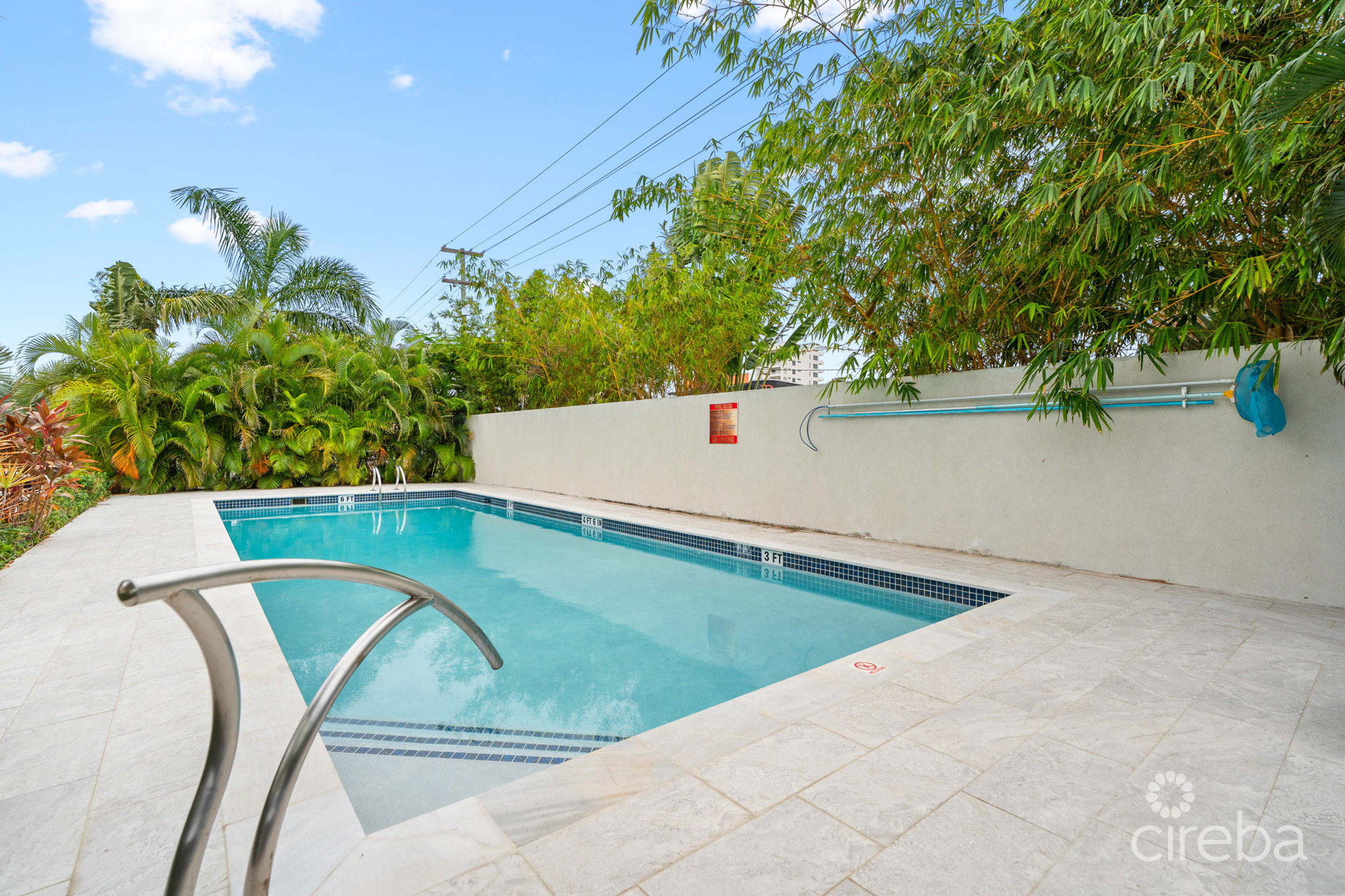 ELEVEN PARC TOWNHOME – PRIME LOCATION IN SEVEN MILE BEACH CORRIDOR