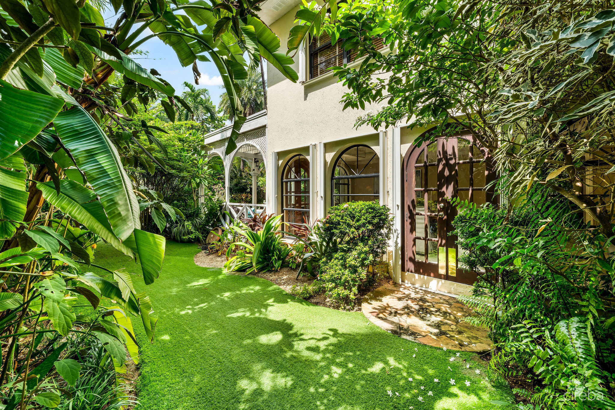 ANNE BONNY CRESCENT – CLASSIC COLONIAL WITH OUTDOOR ENTERTAINING