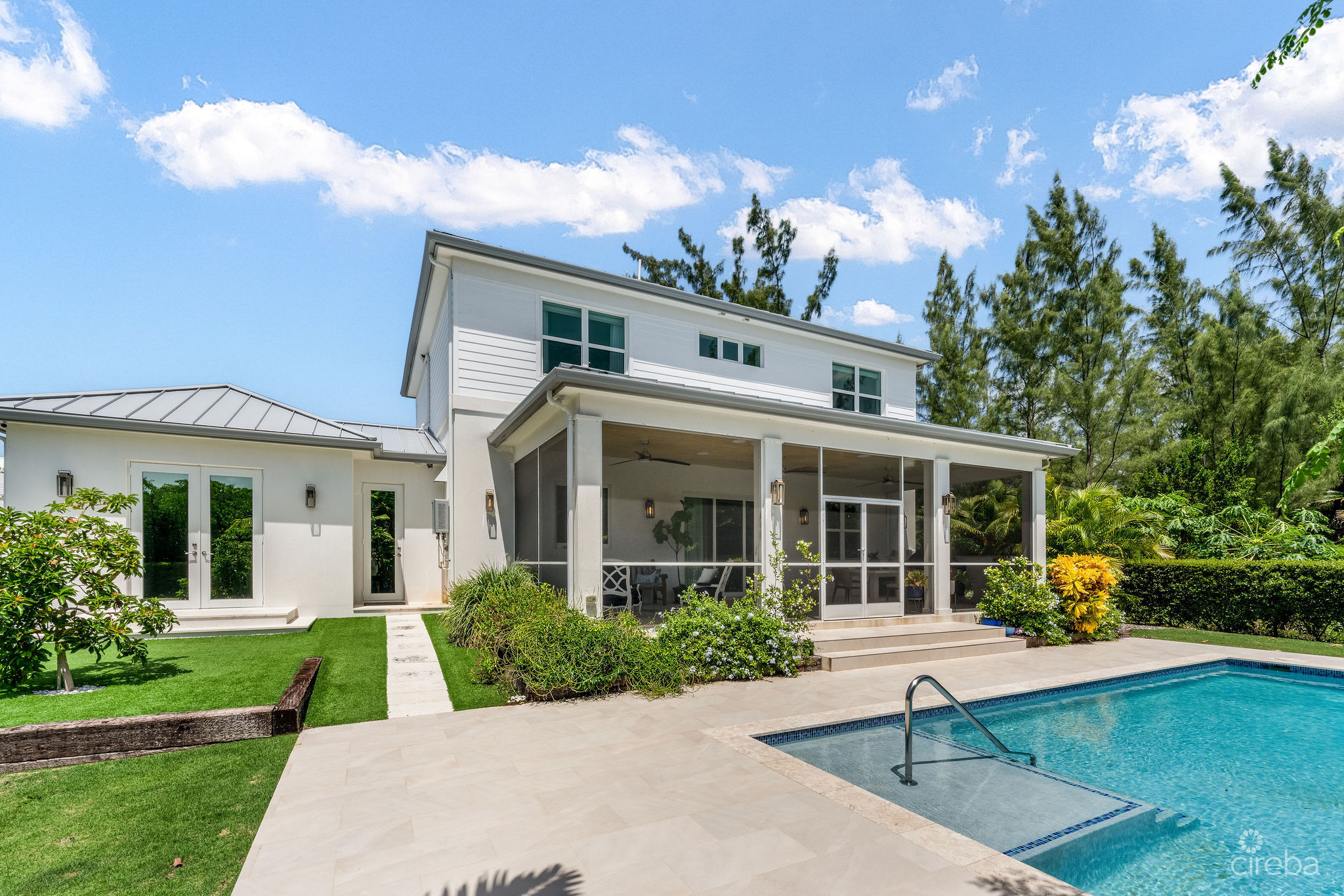 THE LAKES EXECUTIVE FAMILY HOME WITH POOL