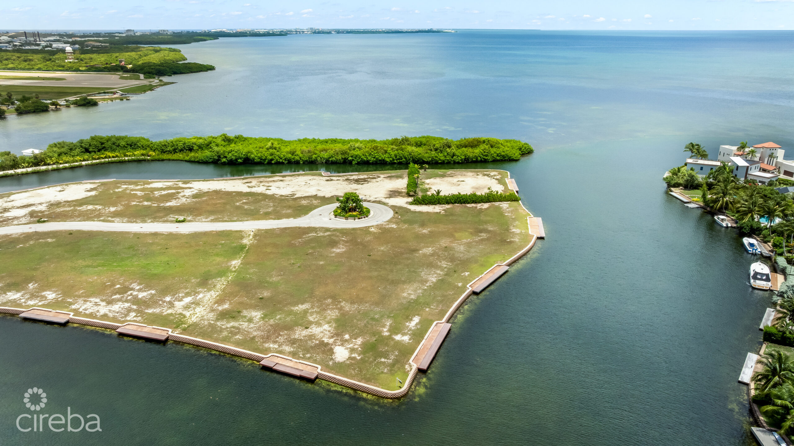 LARGE HARBOUR REACH LOT