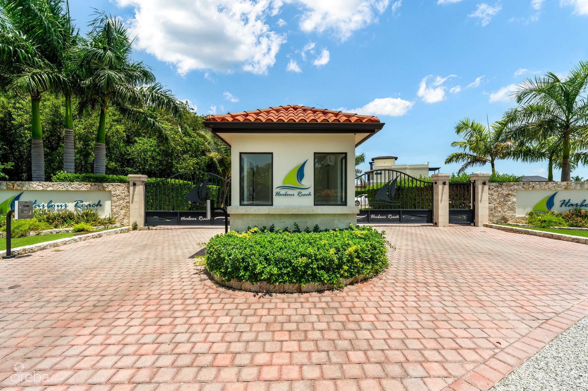 LARGE HARBOUR REACH LOT