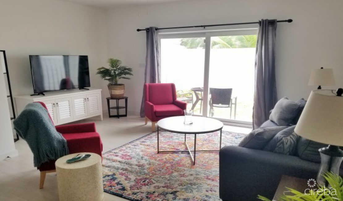 ROYAL PINES SPACIOUS TOWNHOUSE STYLE CONDO–END UNIT–FENCED BACK GARDEN