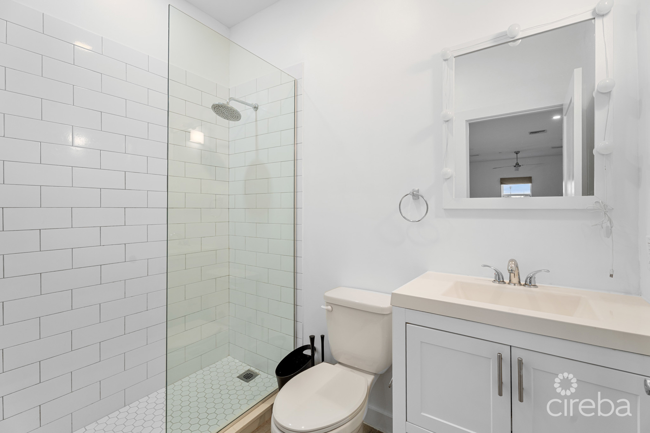 19 NORTH 3 BED CORNER UNIT WITH LAKE VIEW
