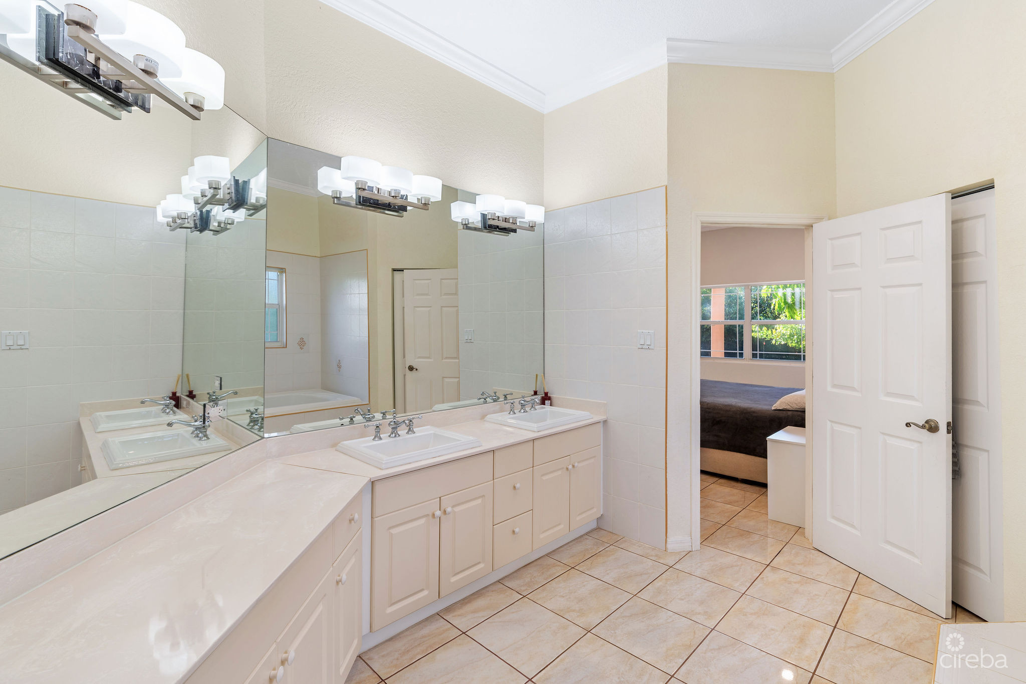 LARGE 5- BEDROOM HOME IN BEACH BAY, BODDEN TOWN