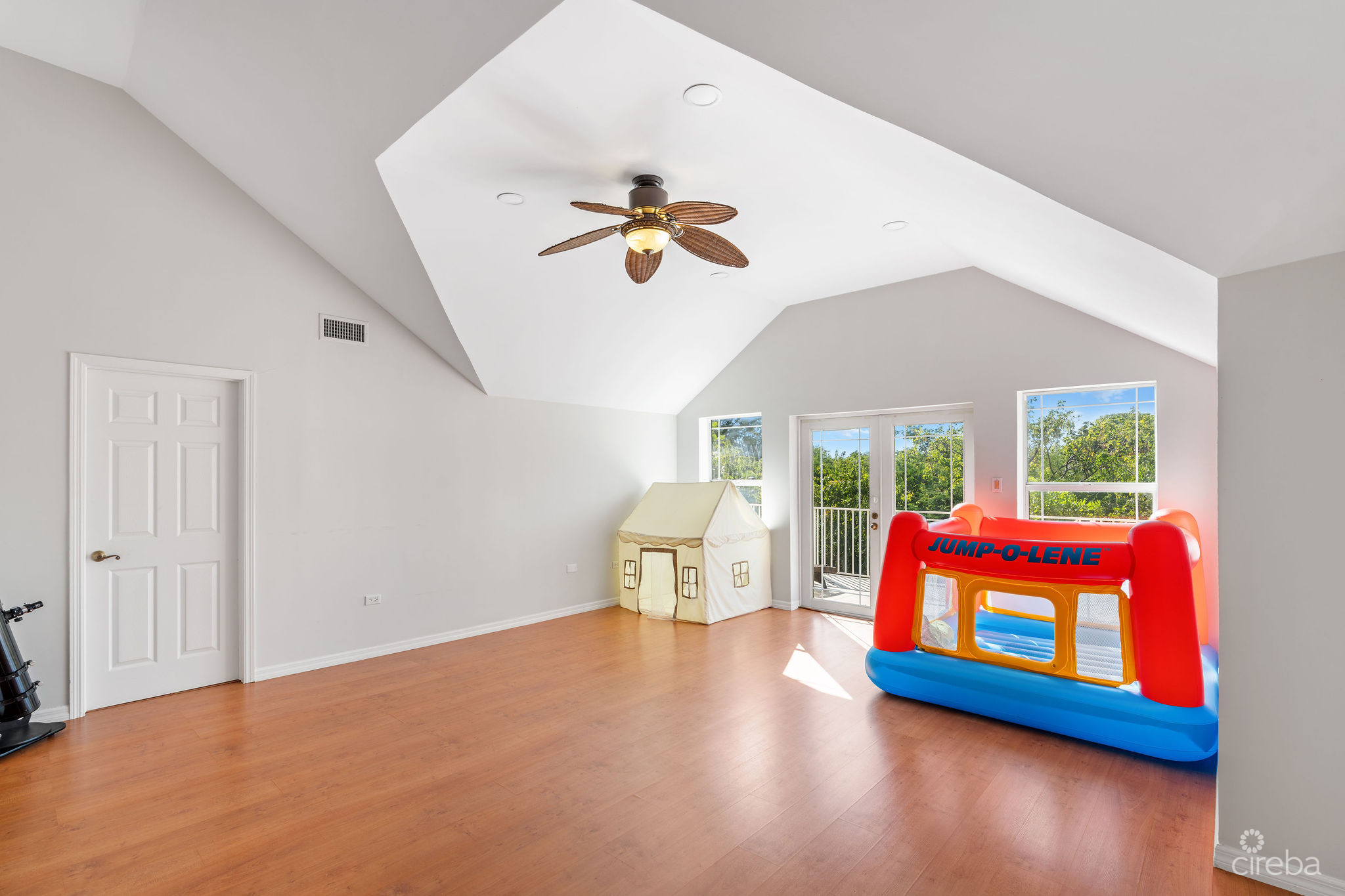 LARGE 5- BEDROOM HOME IN BEACH BAY, BODDEN TOWN