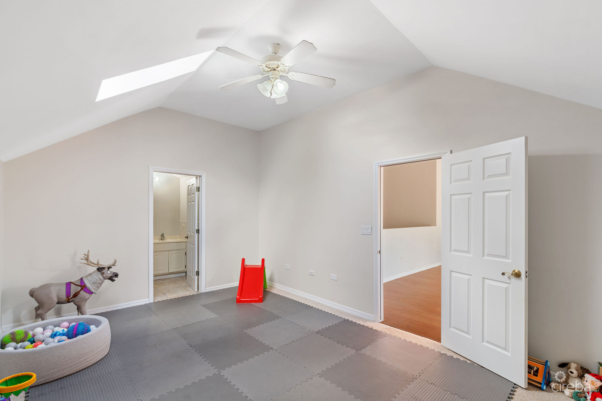 LARGE 5- BEDROOM HOME IN BEACH BAY, BODDEN TOWN