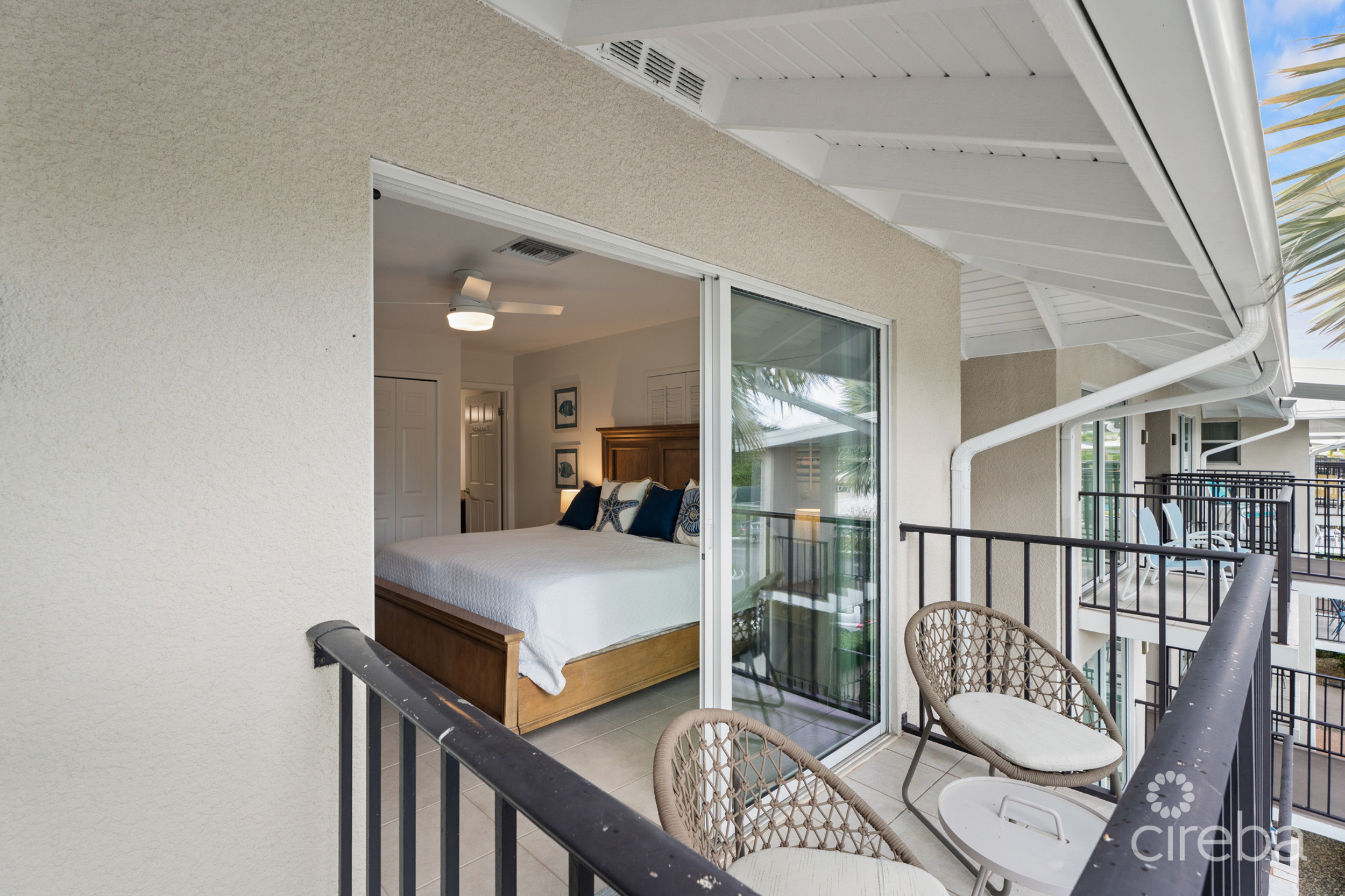 DISCOVERY POINT  PENTHOUSE  BEACHFRONT –  PROVEN INCOME GENERATOR