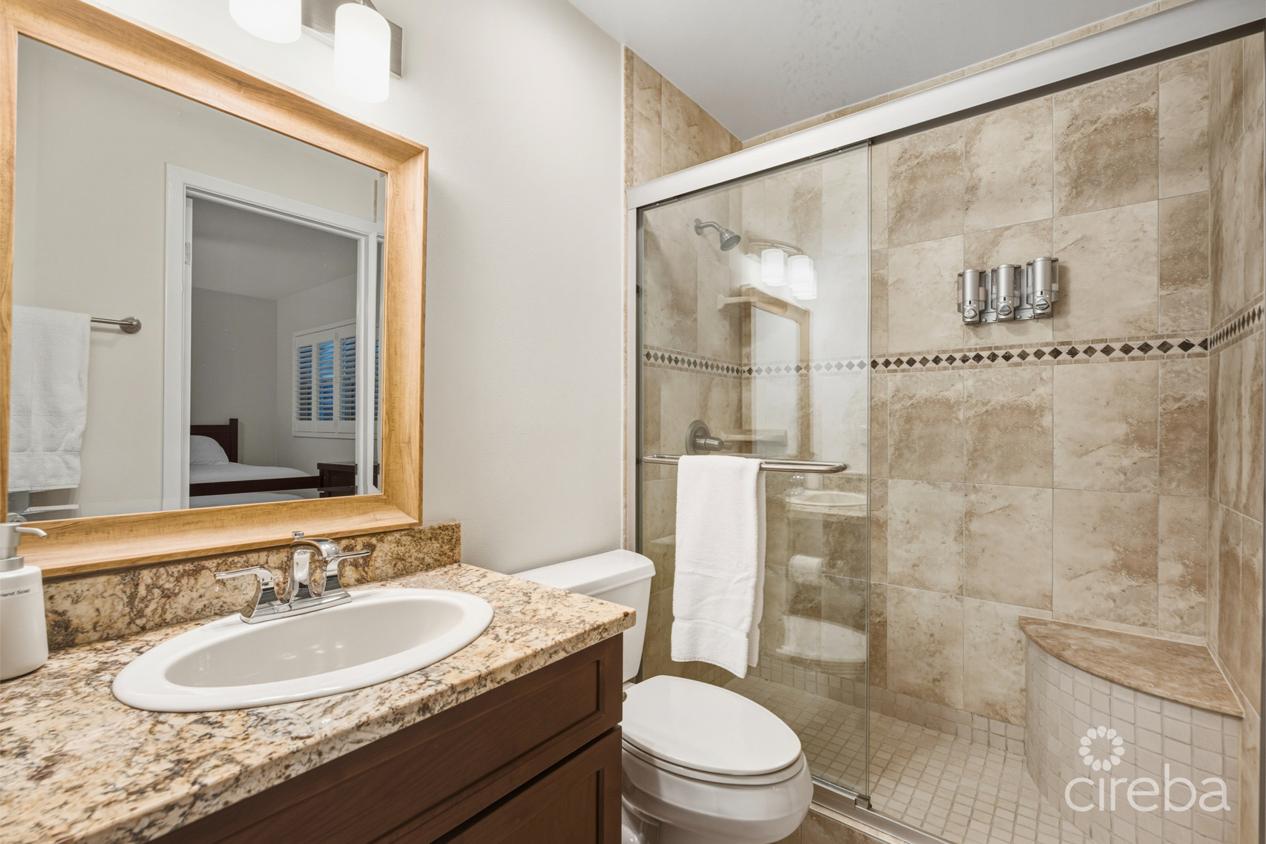 DISCOVERY POINT  PENTHOUSE  BEACHFRONT –  PROVEN INCOME GENERATOR