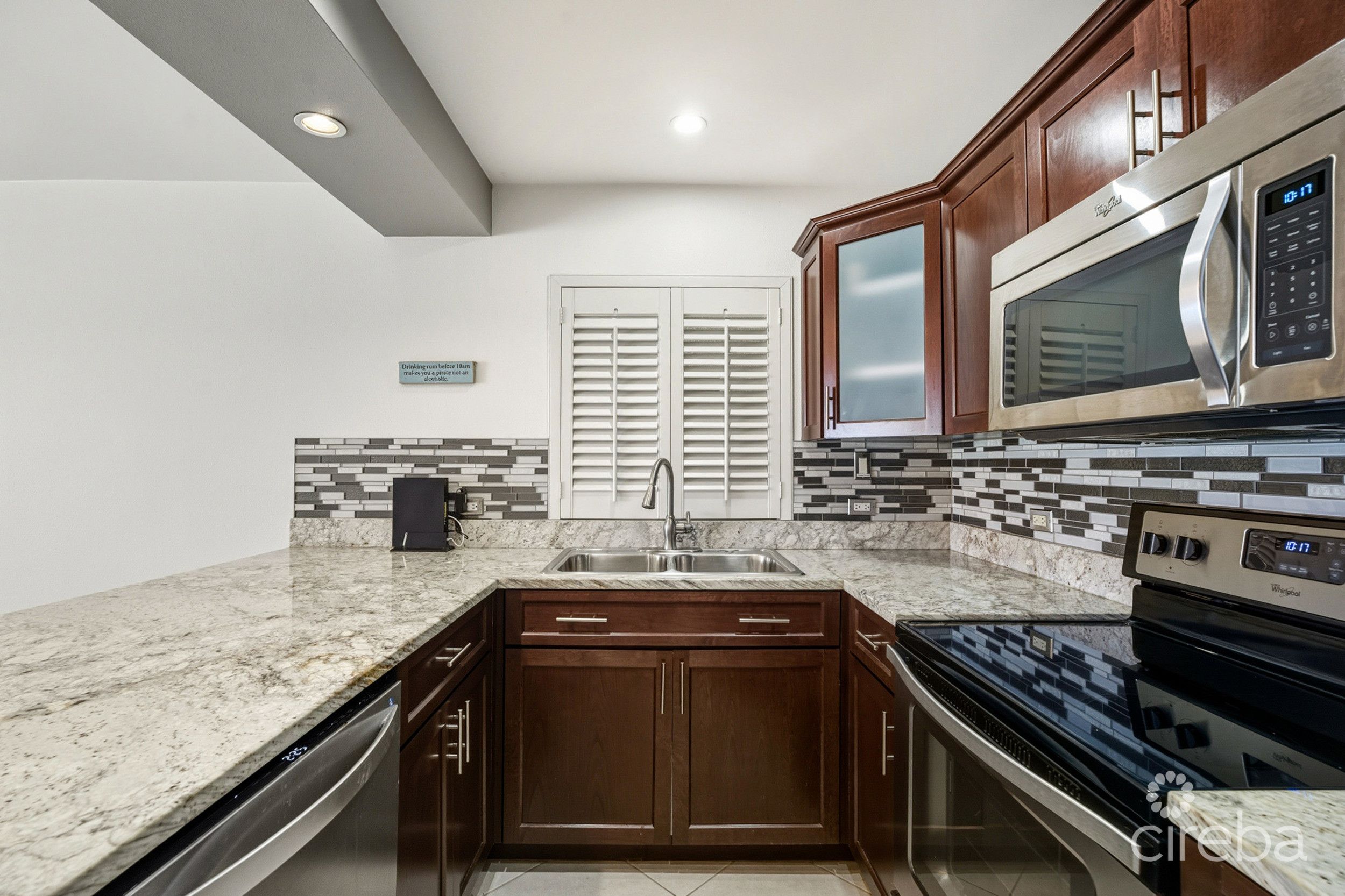 DISCOVERY POINT  PENTHOUSE  BEACHFRONT –  PROVEN INCOME GENERATOR