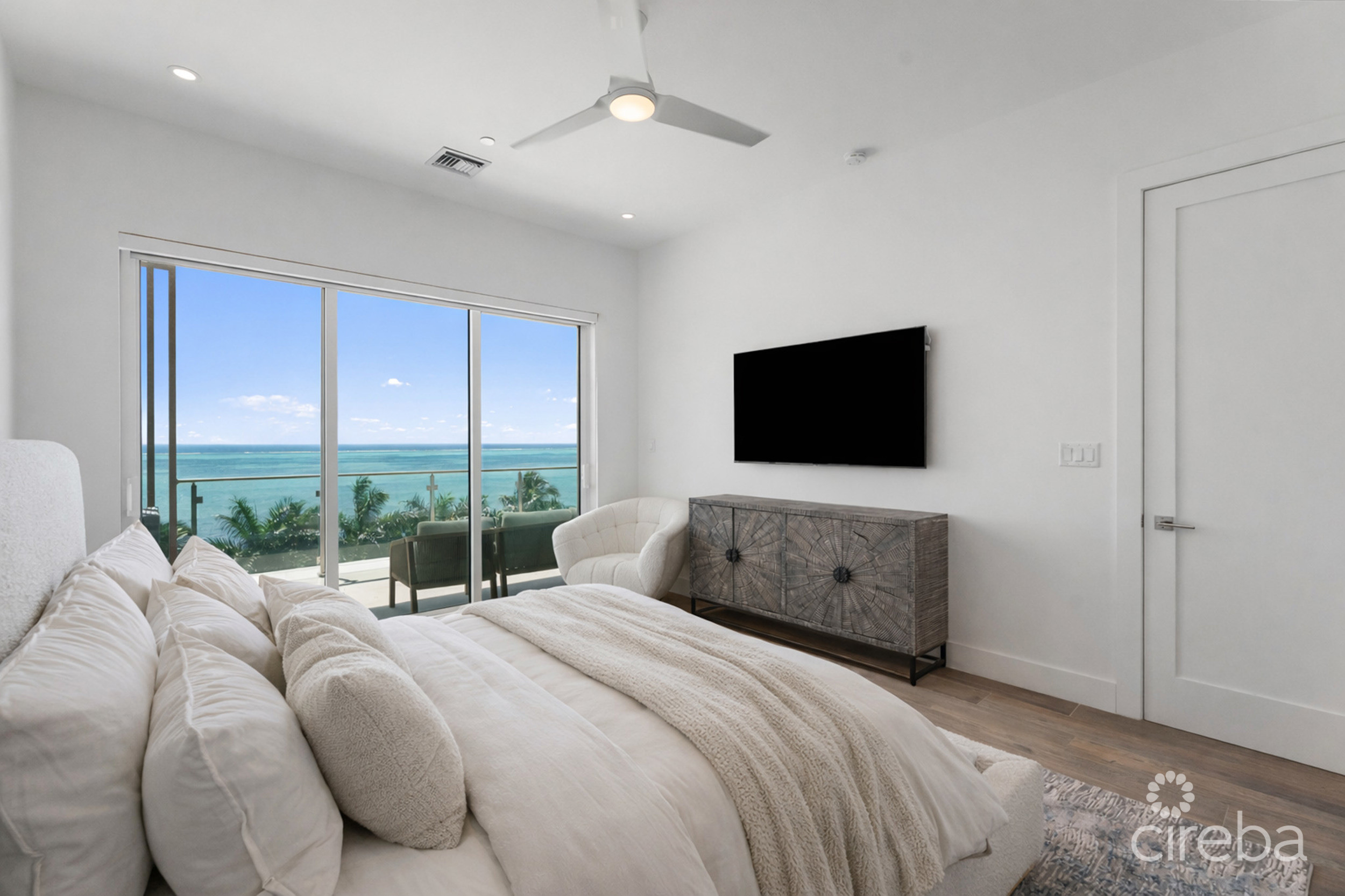 AURA PENTHOUSE #404