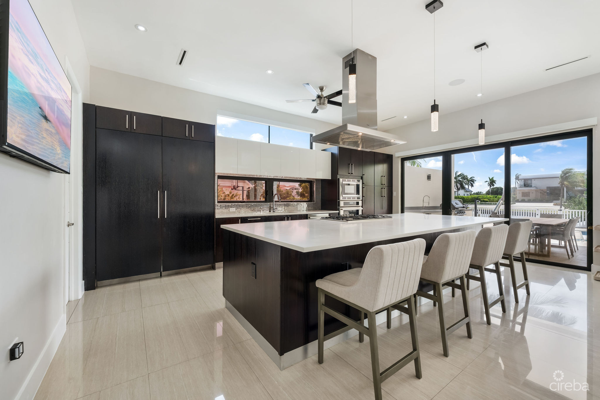 DAUM QUAY 12, CRYSTAL HARBOUR CANAL FRONT HOME