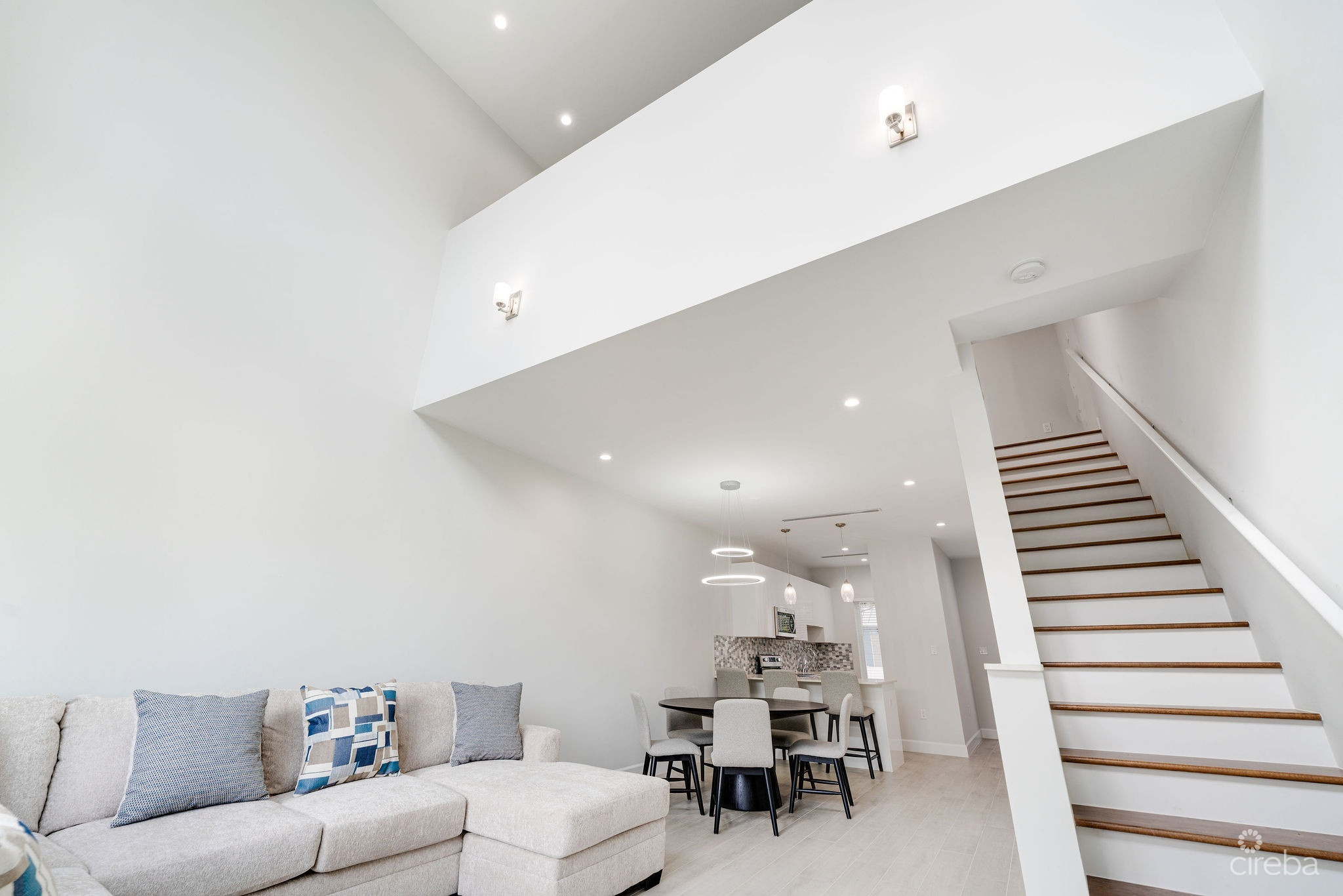 SPACIOUS & MODERN 3 BR TOWNHOME – EXCELLENT LOCATION!