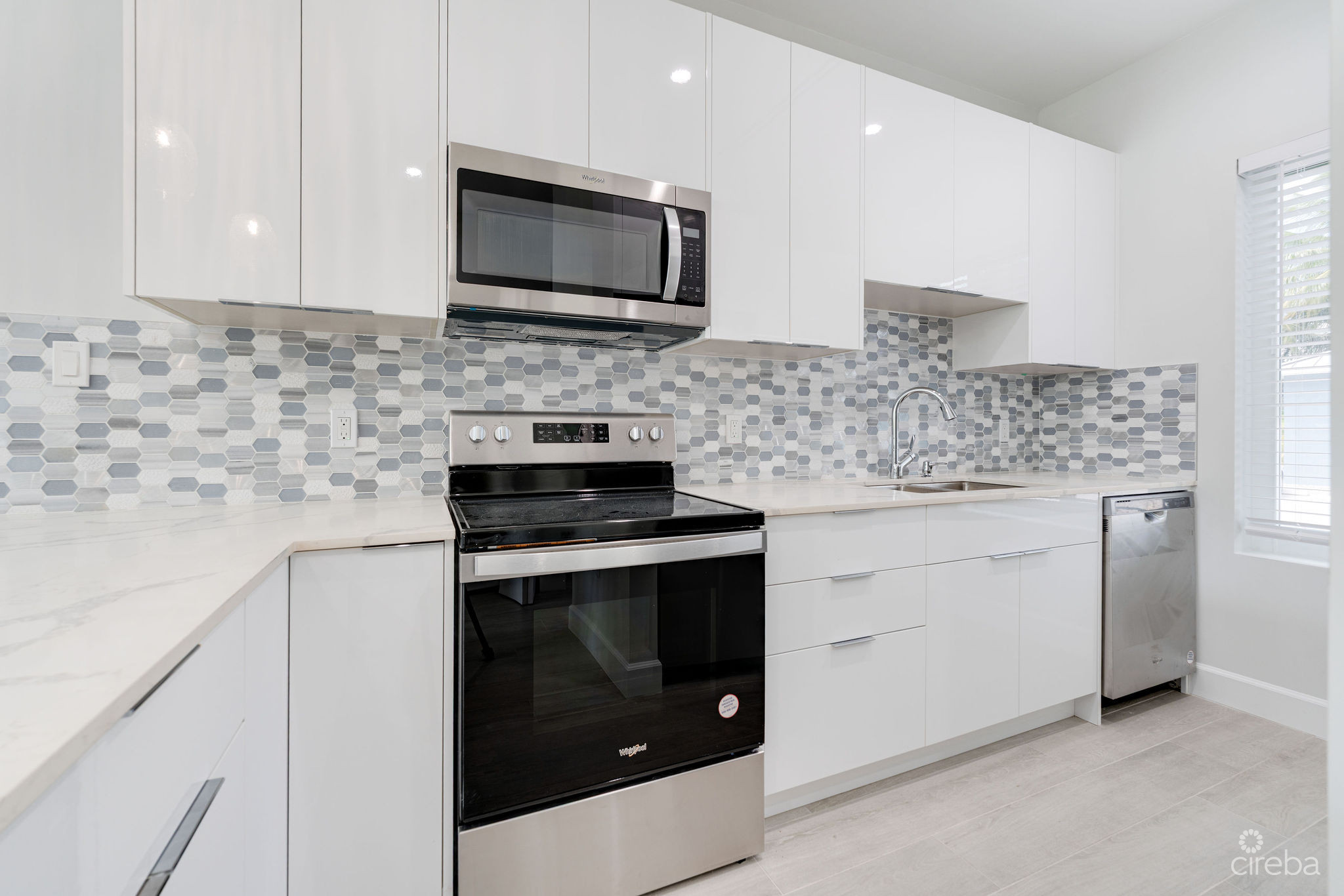 SPACIOUS & MODERN 3 BR TOWNHOME – EXCELLENT LOCATION!