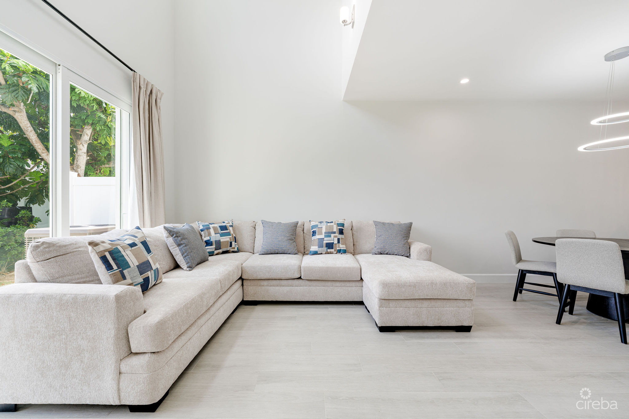 SPACIOUS & MODERN 3 BR TOWNHOME – EXCELLENT LOCATION!