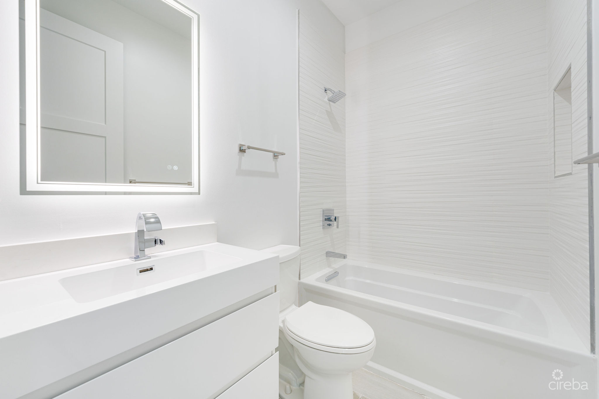 SPACIOUS & MODERN 3 BR TOWNHOME – EXCELLENT LOCATION!