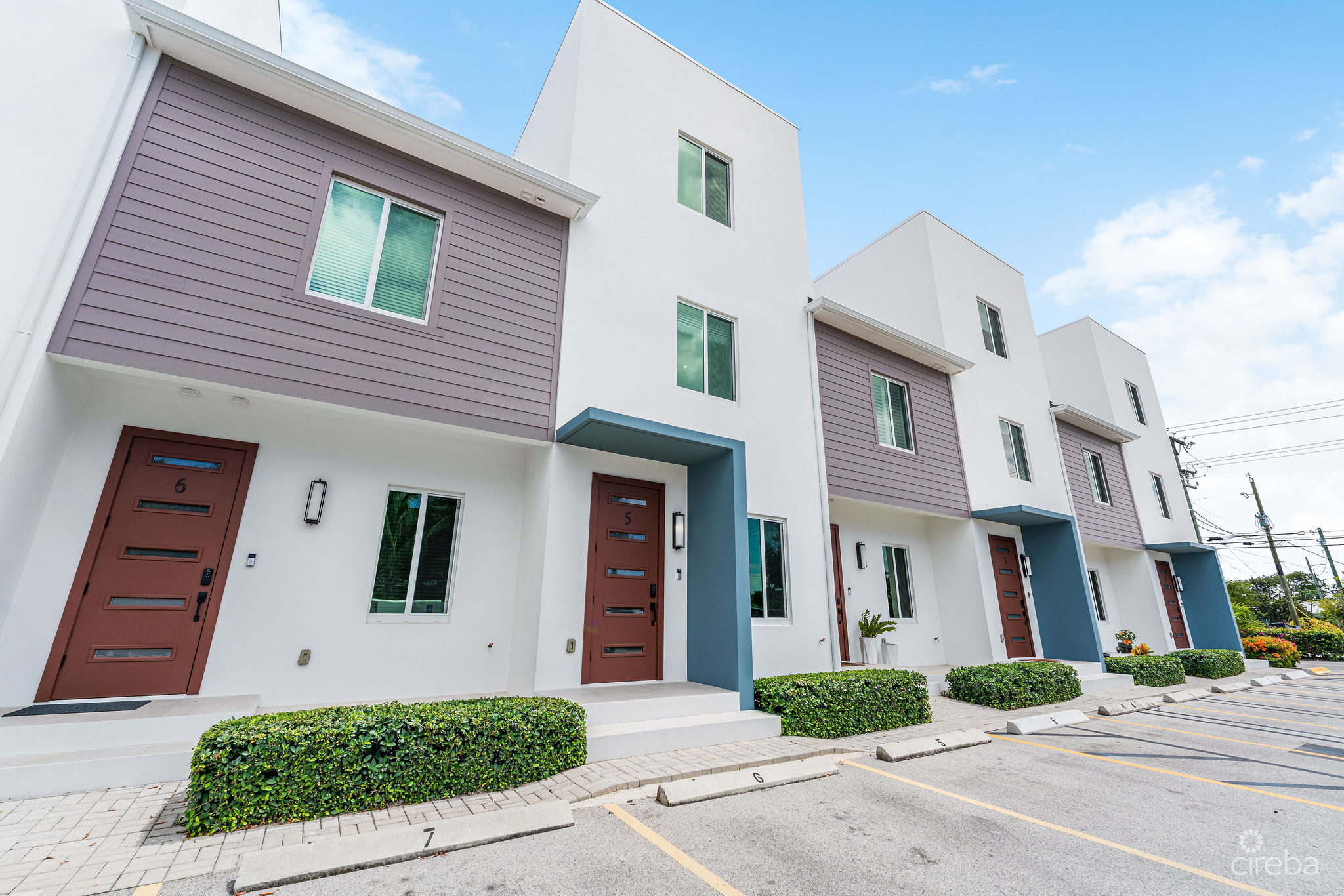 SPACIOUS & MODERN 3 BR TOWNHOME – EXCELLENT LOCATION!