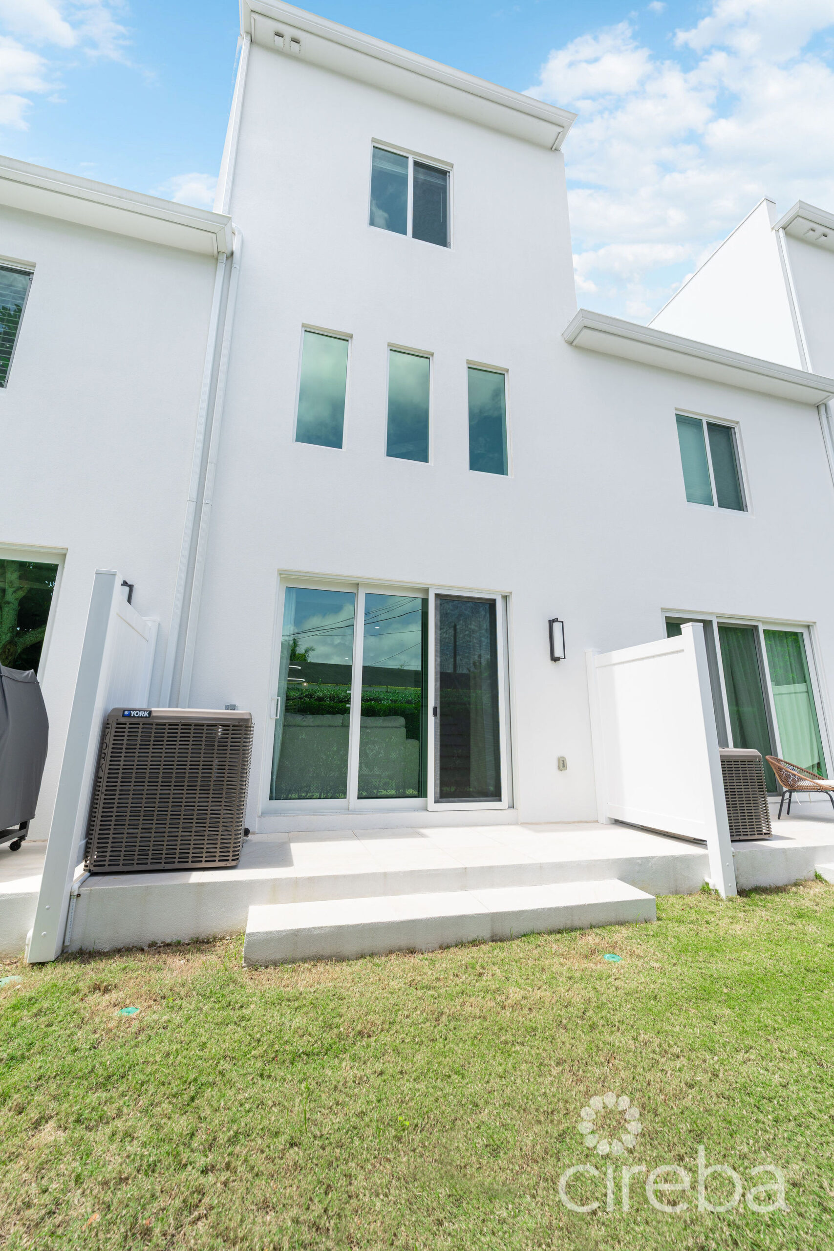 SPACIOUS & MODERN 3 BR TOWNHOME – EXCELLENT LOCATION!