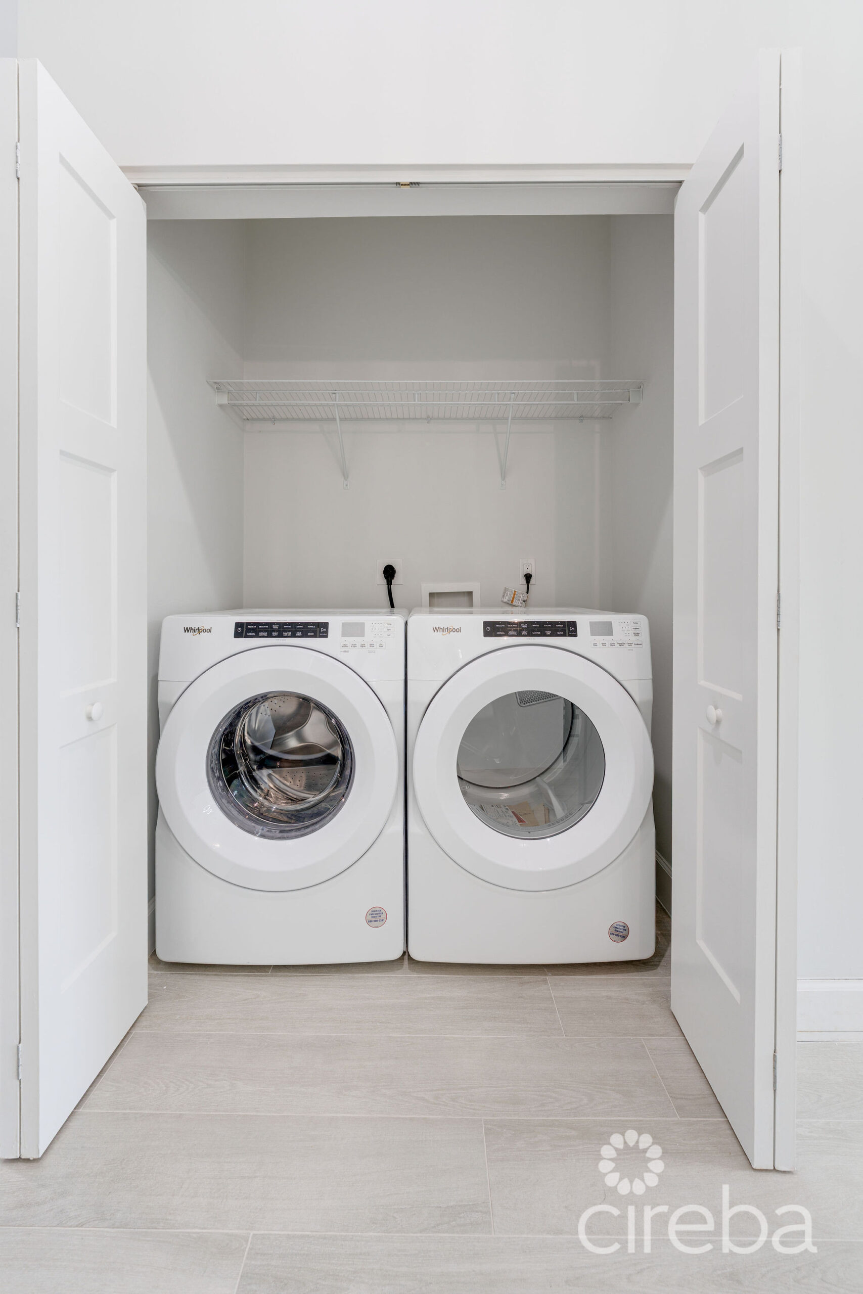 SPACIOUS & MODERN 3 BR TOWNHOME – EXCELLENT LOCATION!