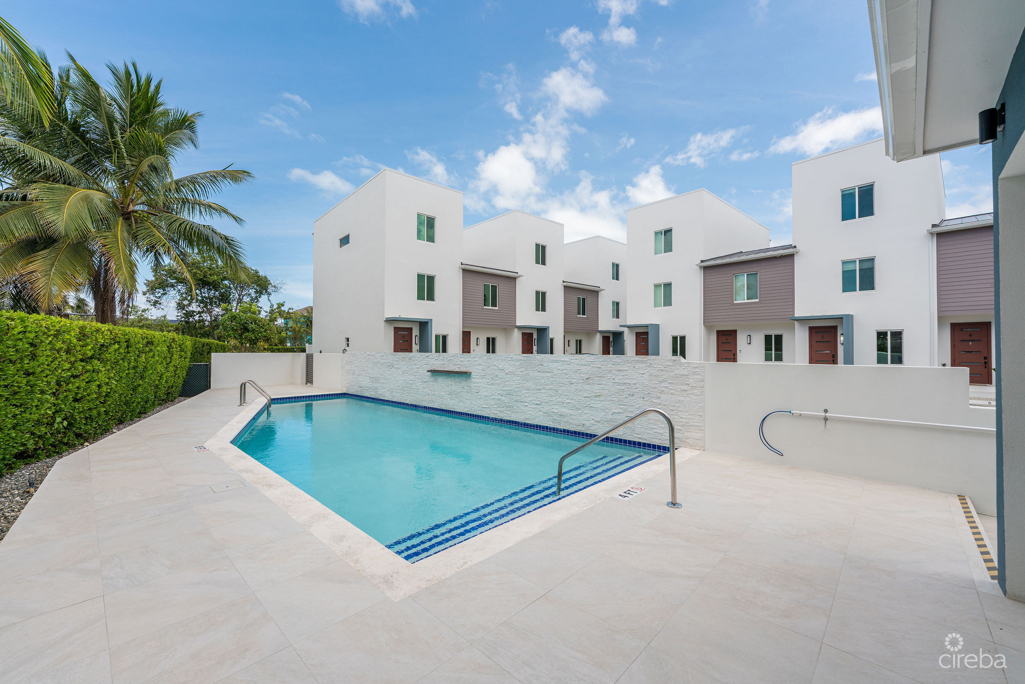 SPACIOUS & MODERN 3 BR TOWNHOME – EXCELLENT LOCATION!