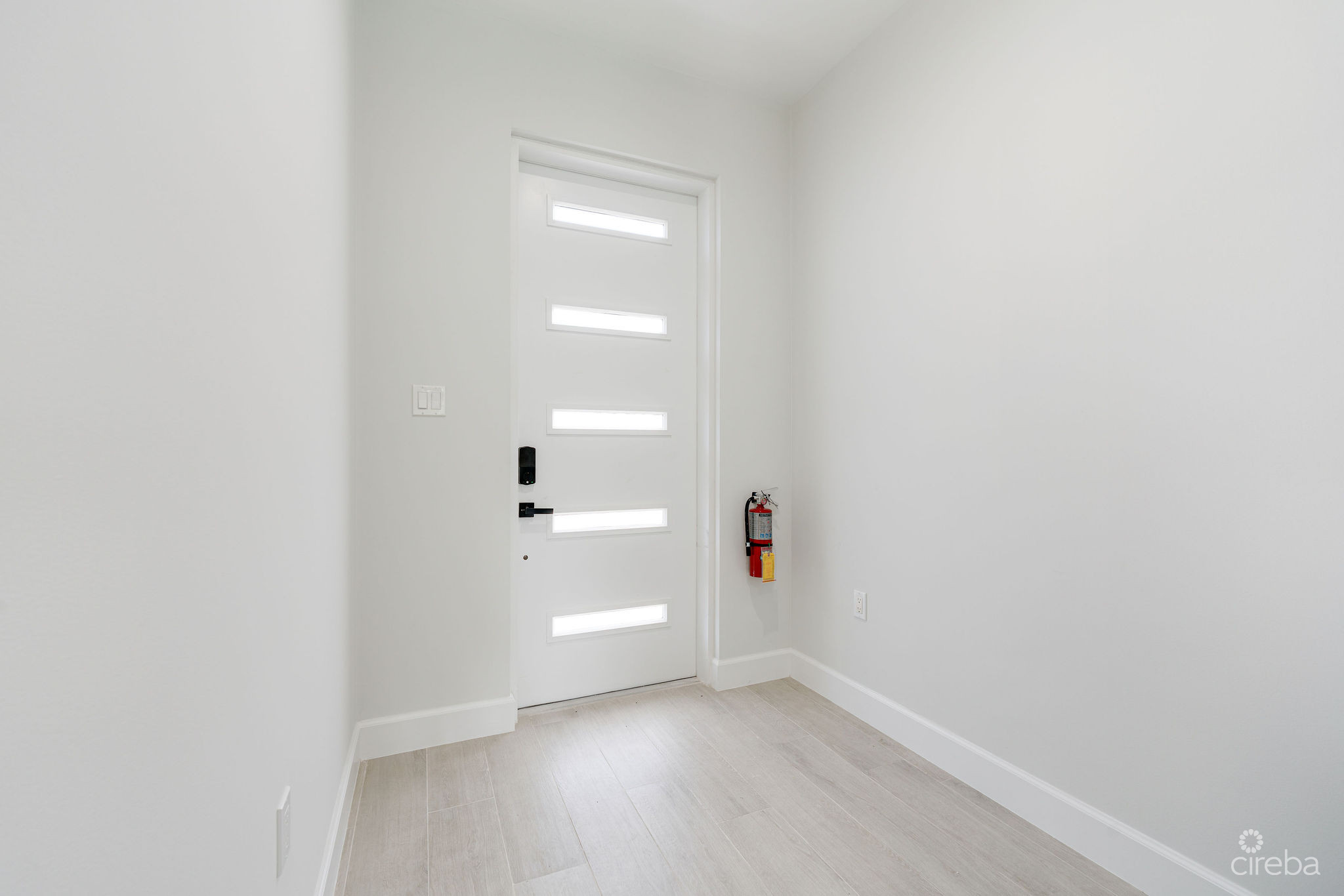 SPACIOUS & MODERN 3 BR TOWNHOME – EXCELLENT LOCATION!