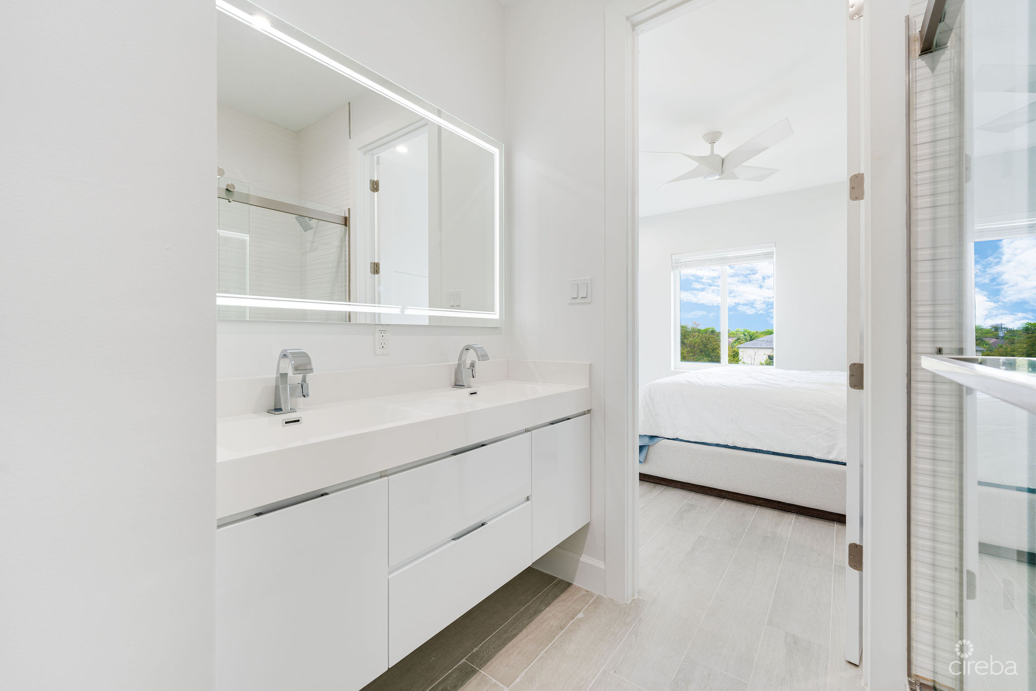 SPACIOUS & MODERN 3 BR TOWNHOME – EXCELLENT LOCATION!