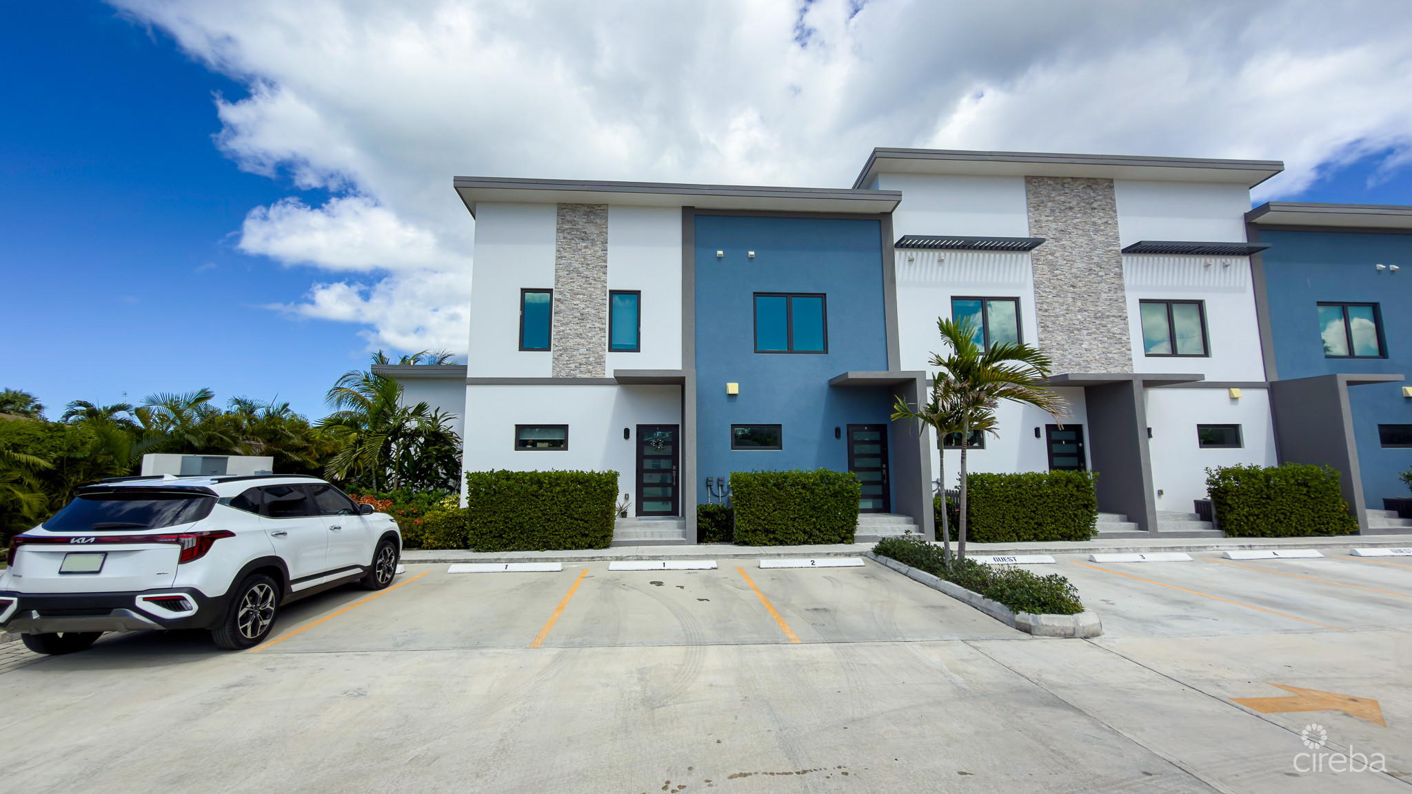 THE LAGOONS 3 BED WATERFRONT TOWNHOUSE