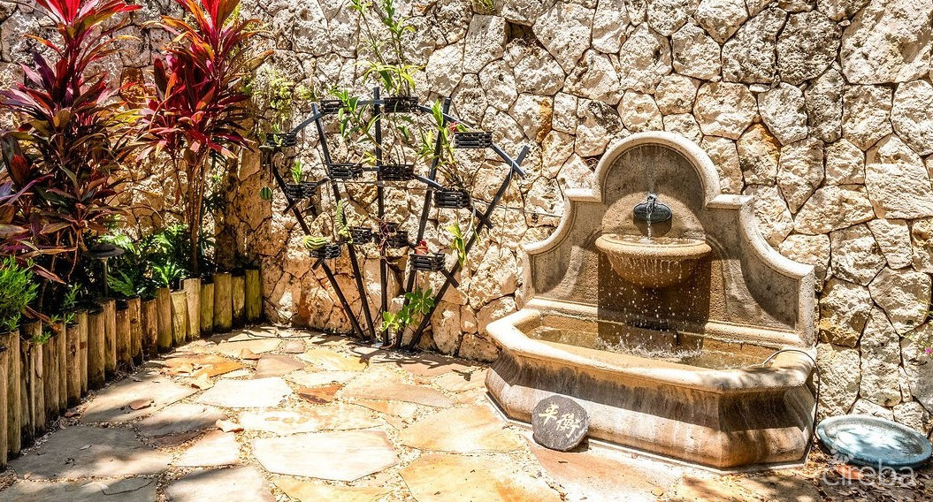 PINEAPPLE HOUSE, A VISTA DEL MAR ESTATE
