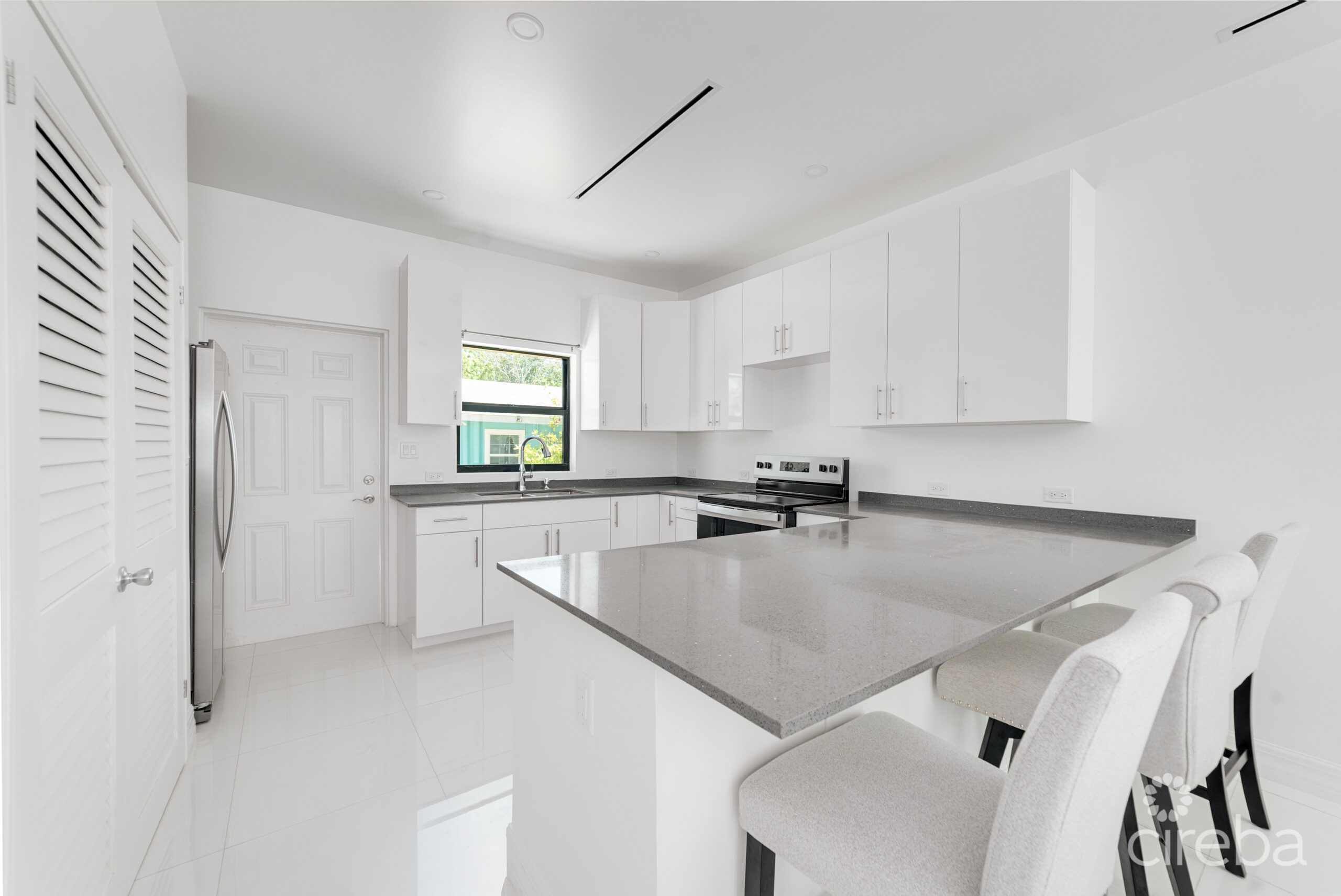 HYRE VIEW – 3 BED, 2 BATH DUPLEX