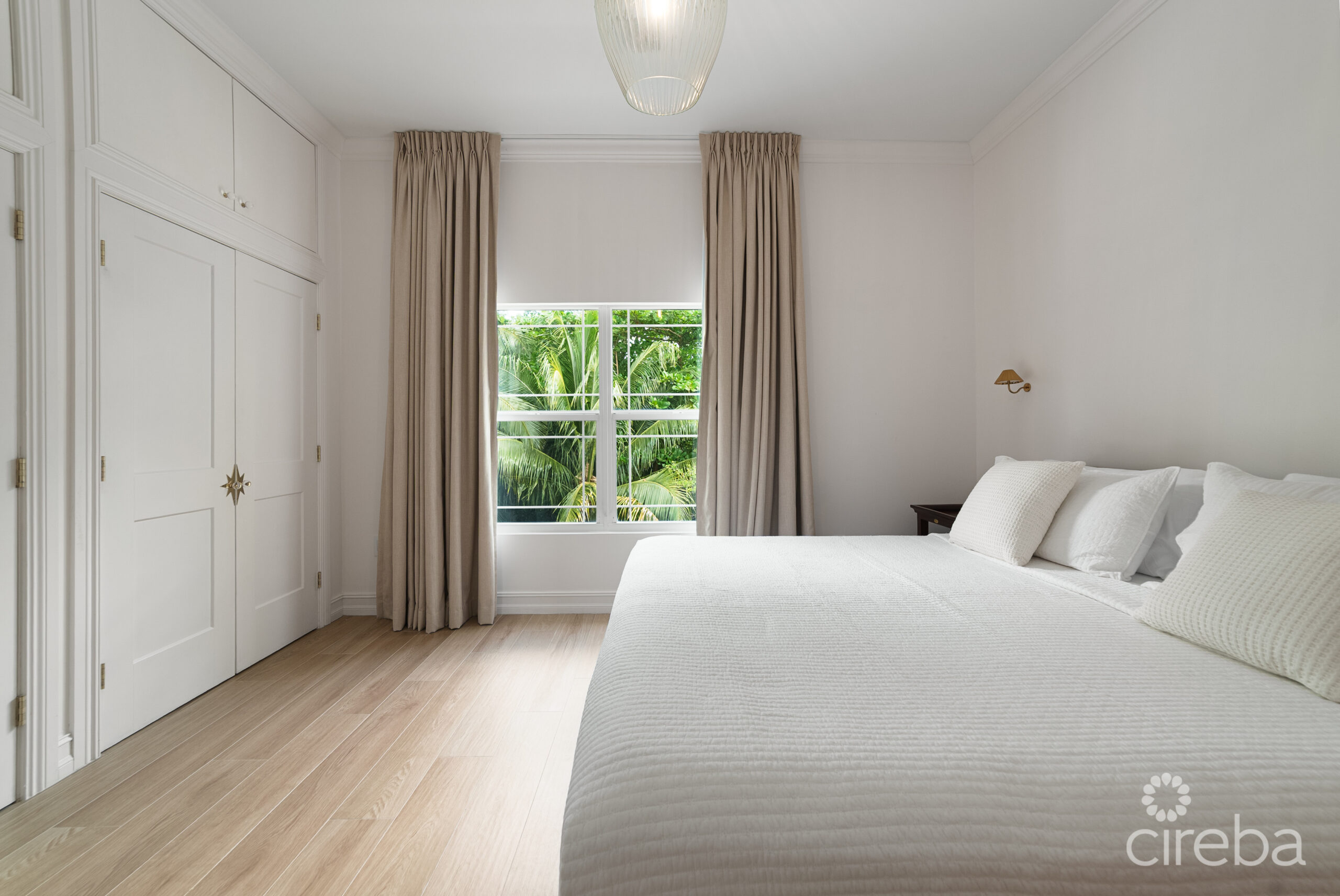 BEAUTIFULLY RENOVATED UNIT IN WALKERS SOUTH